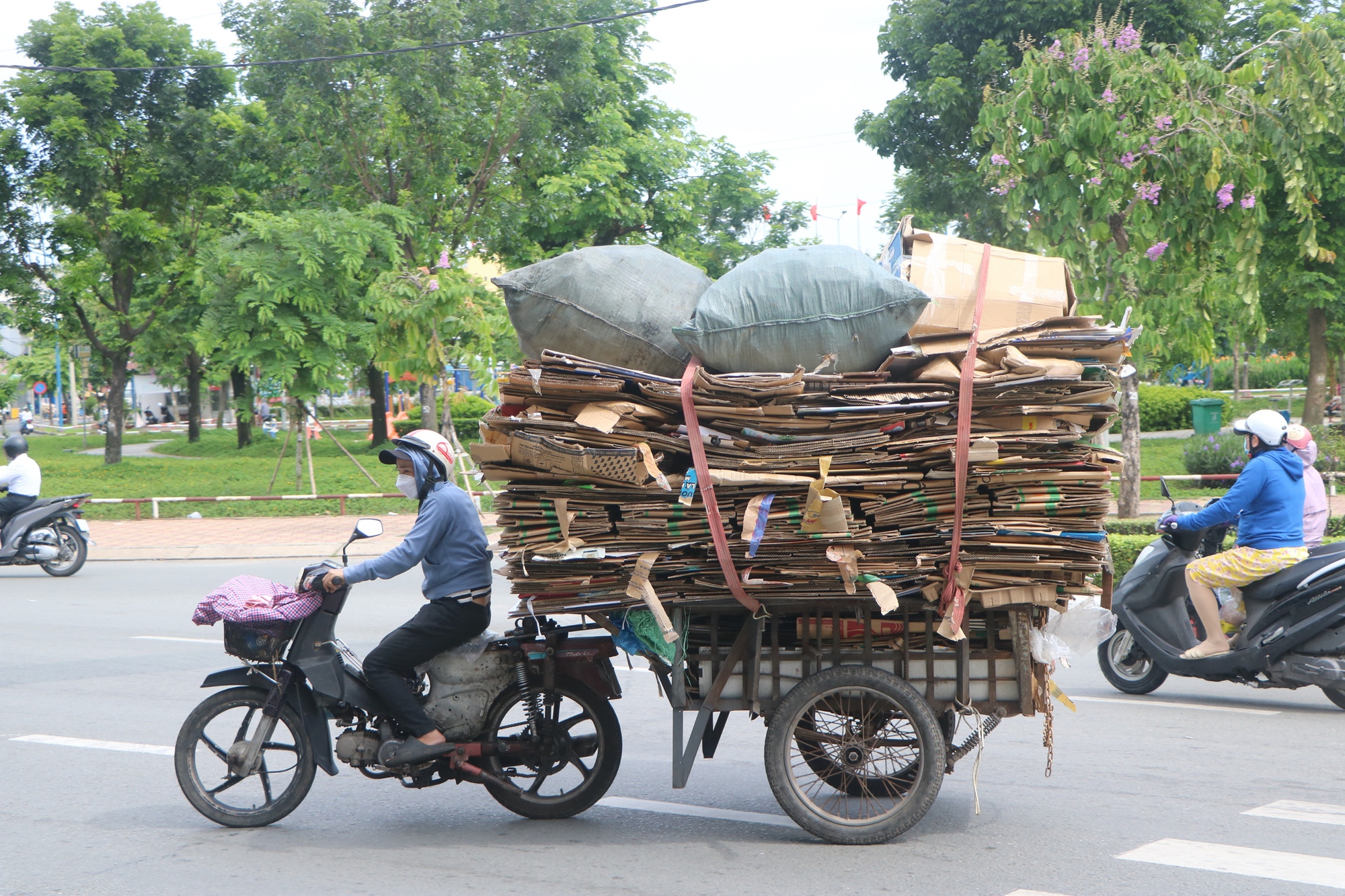 CSGT TP.HCM xử phạt h&agrave;ng loạt xe tự chế chở h&agrave;ng cồng kềnh- Ảnh 5.