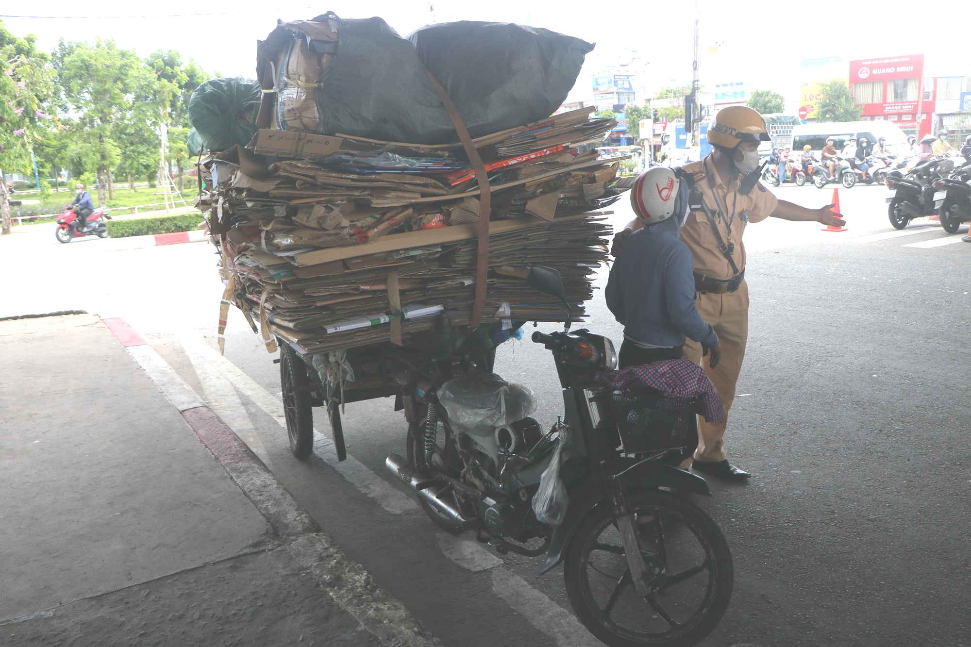 CSGT TP.HCM xử phạt h&agrave;ng loạt xe tự chế chở h&agrave;ng cồng kềnh- Ảnh 6.