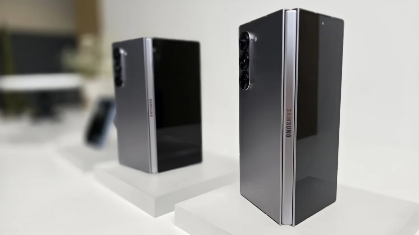 Samsung chuẩn bị "vũ kh&iacute; mới" trong cuộc đua điện thoại gập si&ecirc;u mỏng- Ảnh 1.