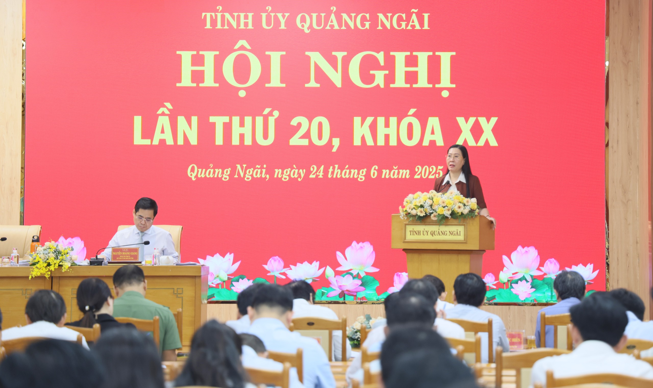 Quảng Ng&atilde;i: Hoạt động vận tải tăng mạnh, đ&ocirc; thị h&oacute;a tiến triển r&otilde; n&eacute;t- Ảnh 1.