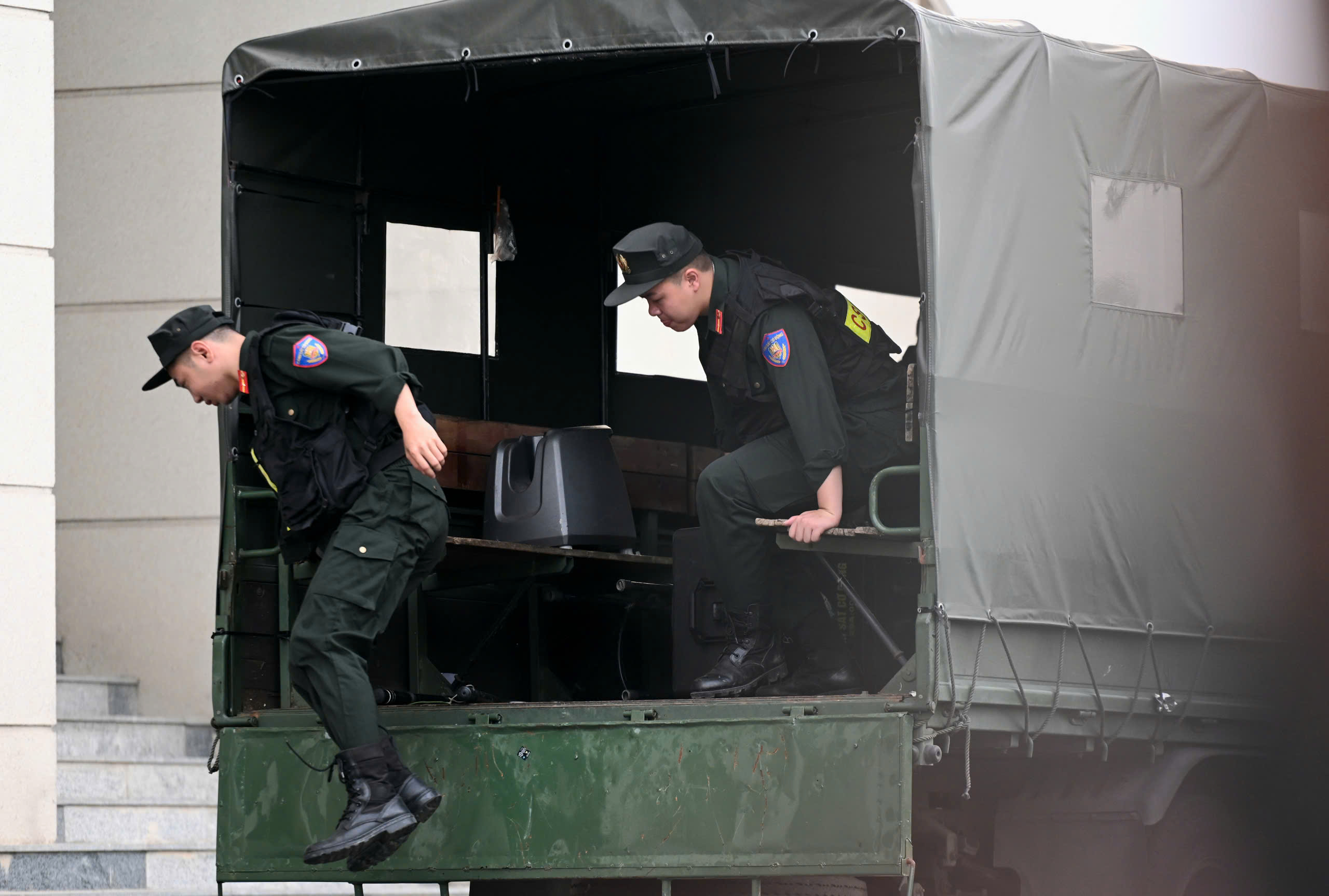 Cảnh s&aacute;t dẫn giải cựu b&iacute; thư Vĩnh Ph&uacute;c Ho&agrave;ng Thị Th&uacute;y Lan v&agrave; 40 bị c&aacute;o vụ Ph&uacute;c Sơn đến t&ograve;a- Ảnh 9.