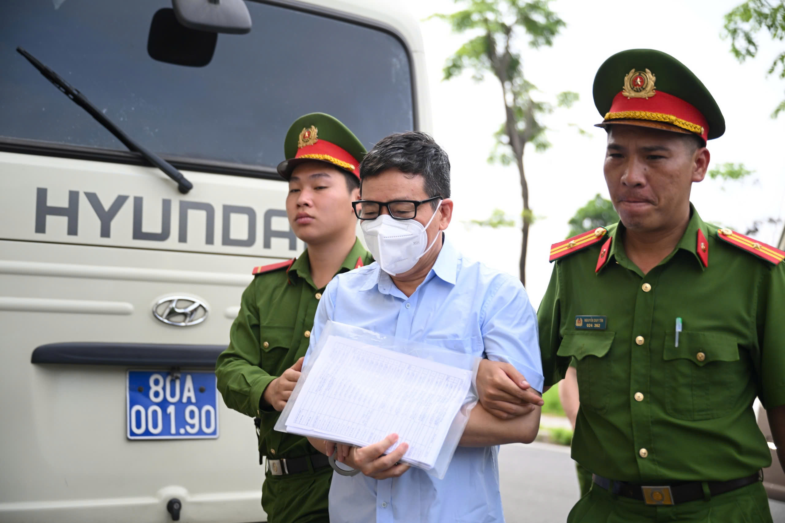 Cảnh s&aacute;t dẫn giải cựu b&iacute; thư Vĩnh Ph&uacute;c Ho&agrave;ng Thị Th&uacute;y Lan v&agrave; 40 bị c&aacute;o vụ Ph&uacute;c Sơn đến t&ograve;a- Ảnh 4.