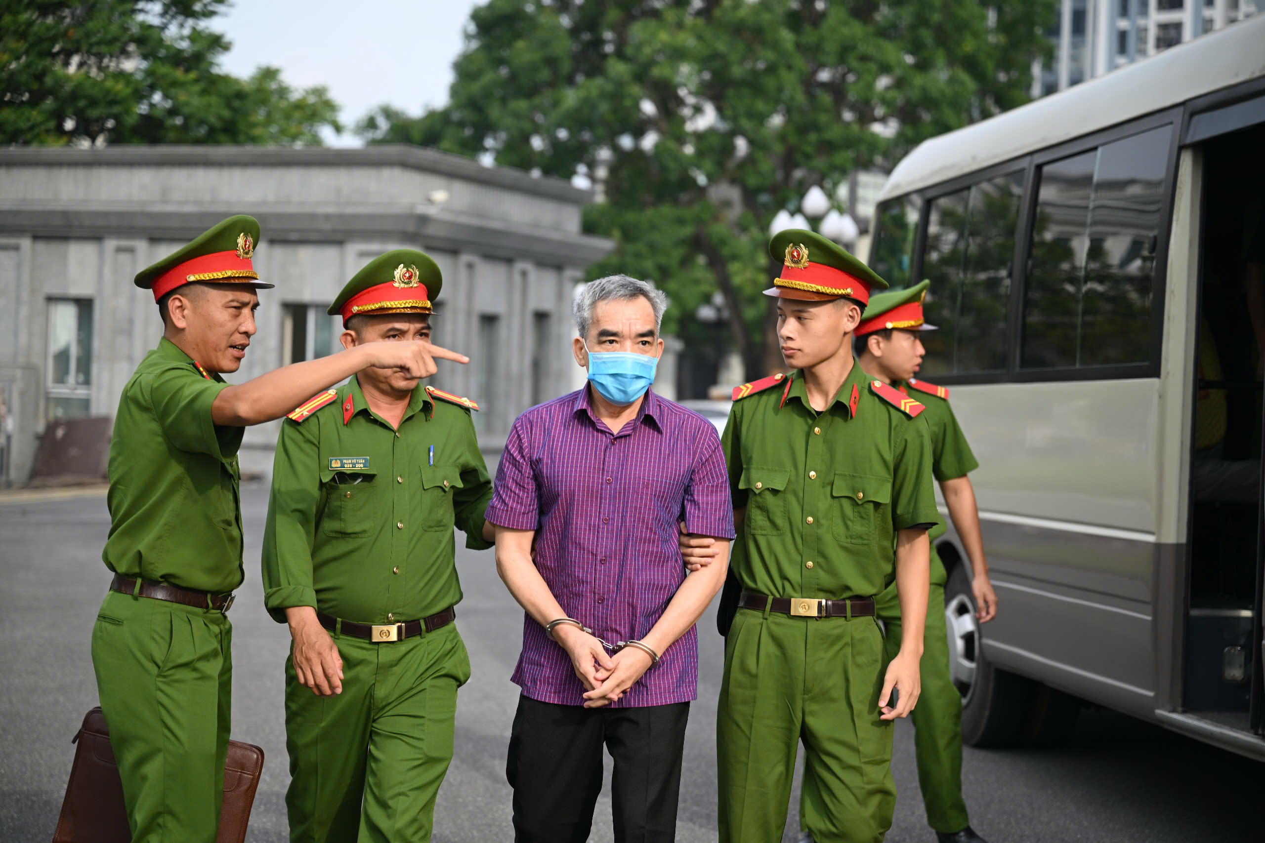 Cảnh s&aacute;t dẫn giải cựu b&iacute; thư Vĩnh Ph&uacute;c Ho&agrave;ng Thị Th&uacute;y Lan v&agrave; 40 bị c&aacute;o vụ Ph&uacute;c Sơn đến t&ograve;a- Ảnh 6.
