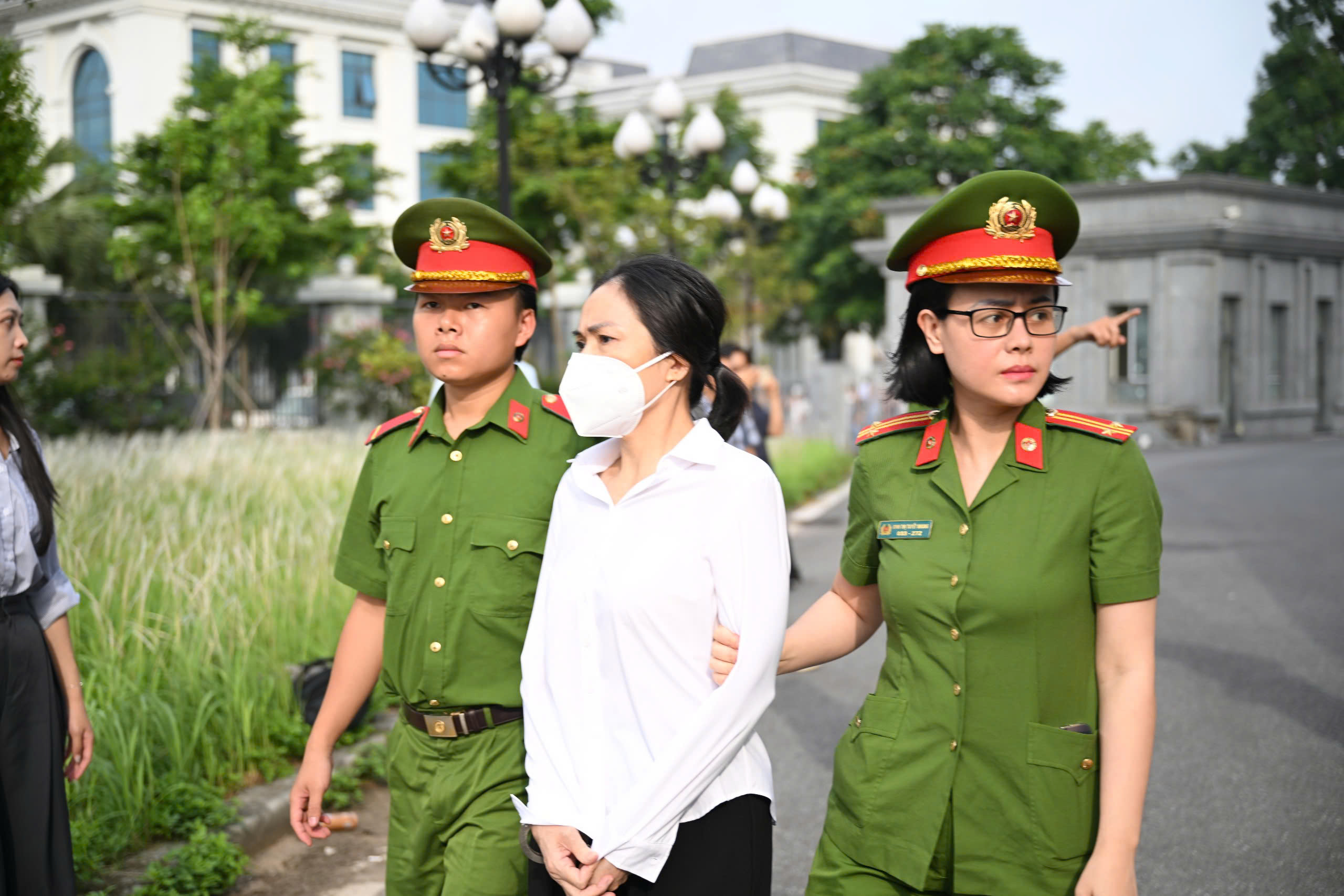 Cảnh s&aacute;t dẫn giải cựu b&iacute; thư Vĩnh Ph&uacute;c Ho&agrave;ng Thị Th&uacute;y Lan v&agrave; 40 bị c&aacute;o vụ Ph&uacute;c Sơn đến t&ograve;a- Ảnh 3.