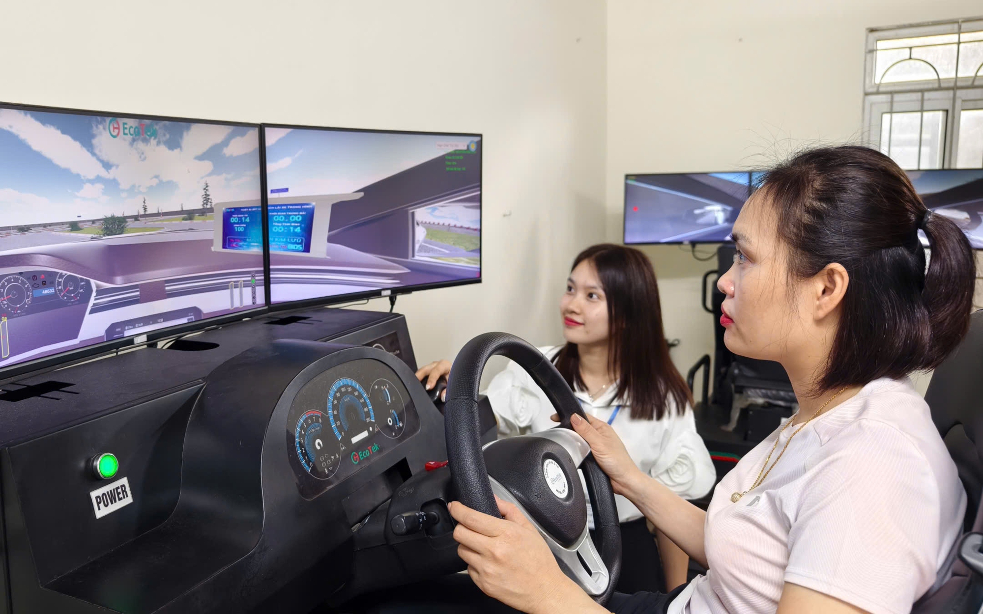 CSGT H&agrave; Nội tổ chức kỳ s&aacute;t hạch l&aacute;i xe đầu ti&ecirc;n, nhiều học vi&ecirc;n thi đạt