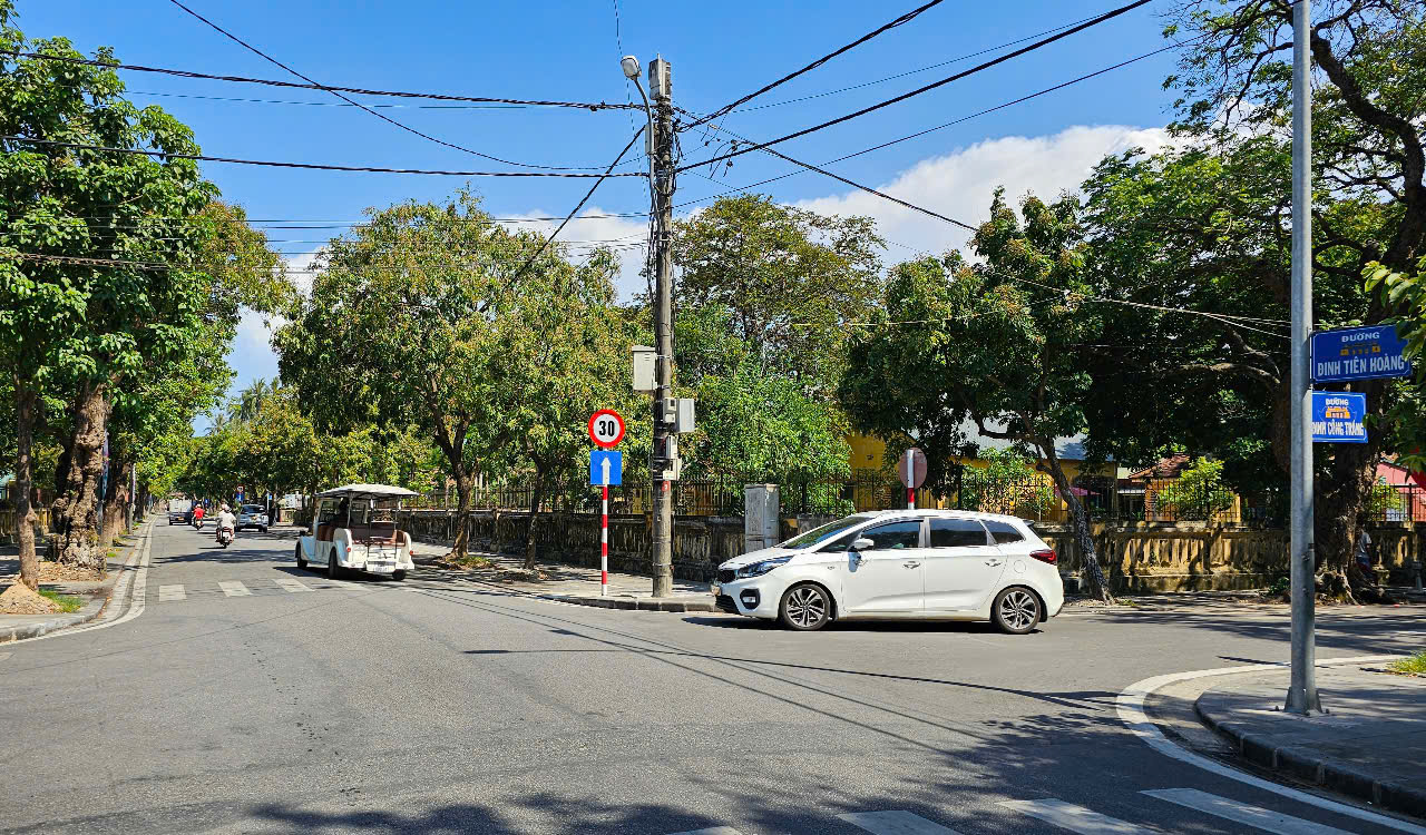 10 tuyến đường ở Huế cắm biển tốc độ 30km/h cho xe điện hoạt động- Ảnh 1. 10 tuyến đường ở Huế cắm biển tốc độ 30km/h cho xe điện hoạt động- Ảnh 1.