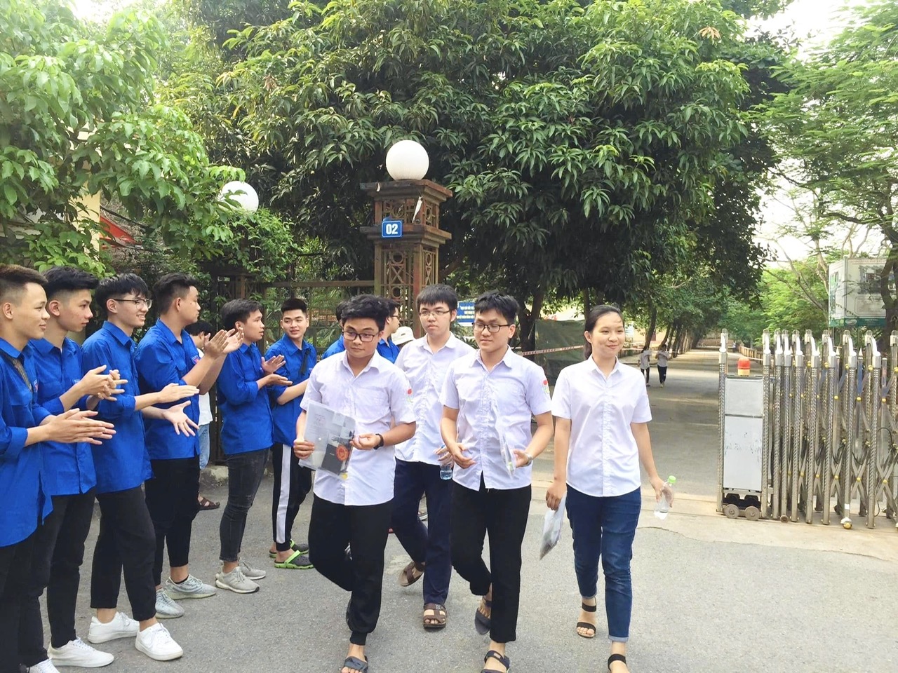 Gần 98% th&iacute; sinh thi tốt nghiệp THPT theo chương tr&igrave;nh mới- Ảnh 1.