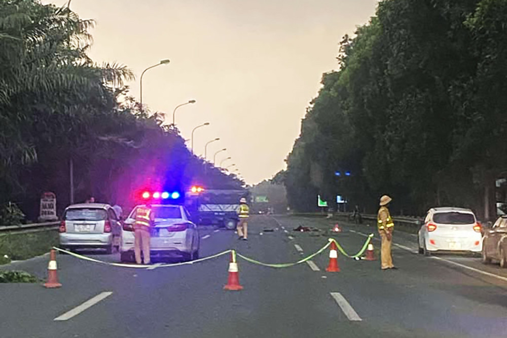 Va chạm &ocirc; t&ocirc; tải tr&ecirc;n đại lộ Thăng Long, t&agrave;i xế xe m&aacute;y tử vong- Ảnh 1.