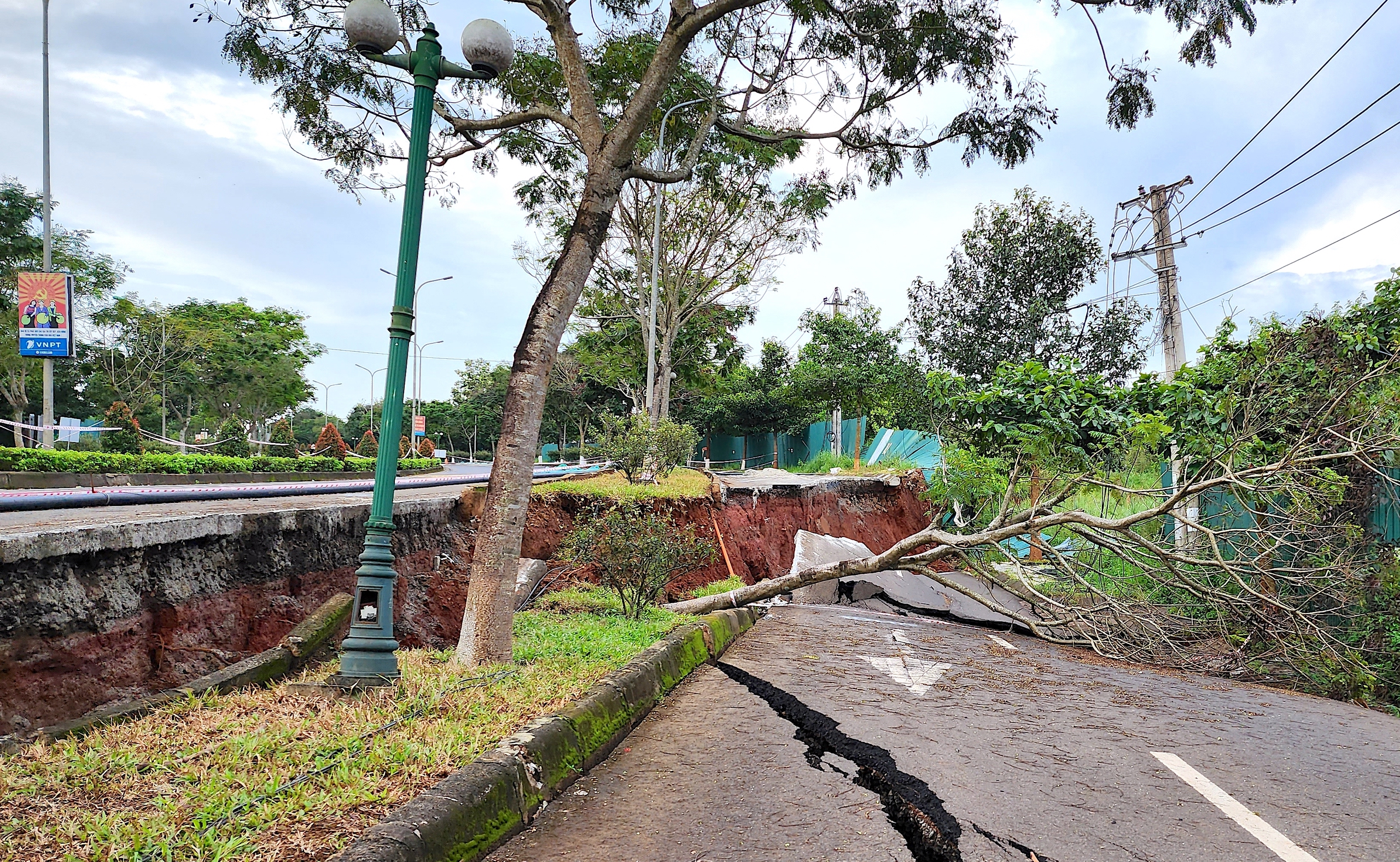 Hơn 71 tỷ đồng sửa chữa sụt l&uacute;n đường Hồ Ch&iacute; Minh qua Đắk N&ocirc;ng- Ảnh 2.