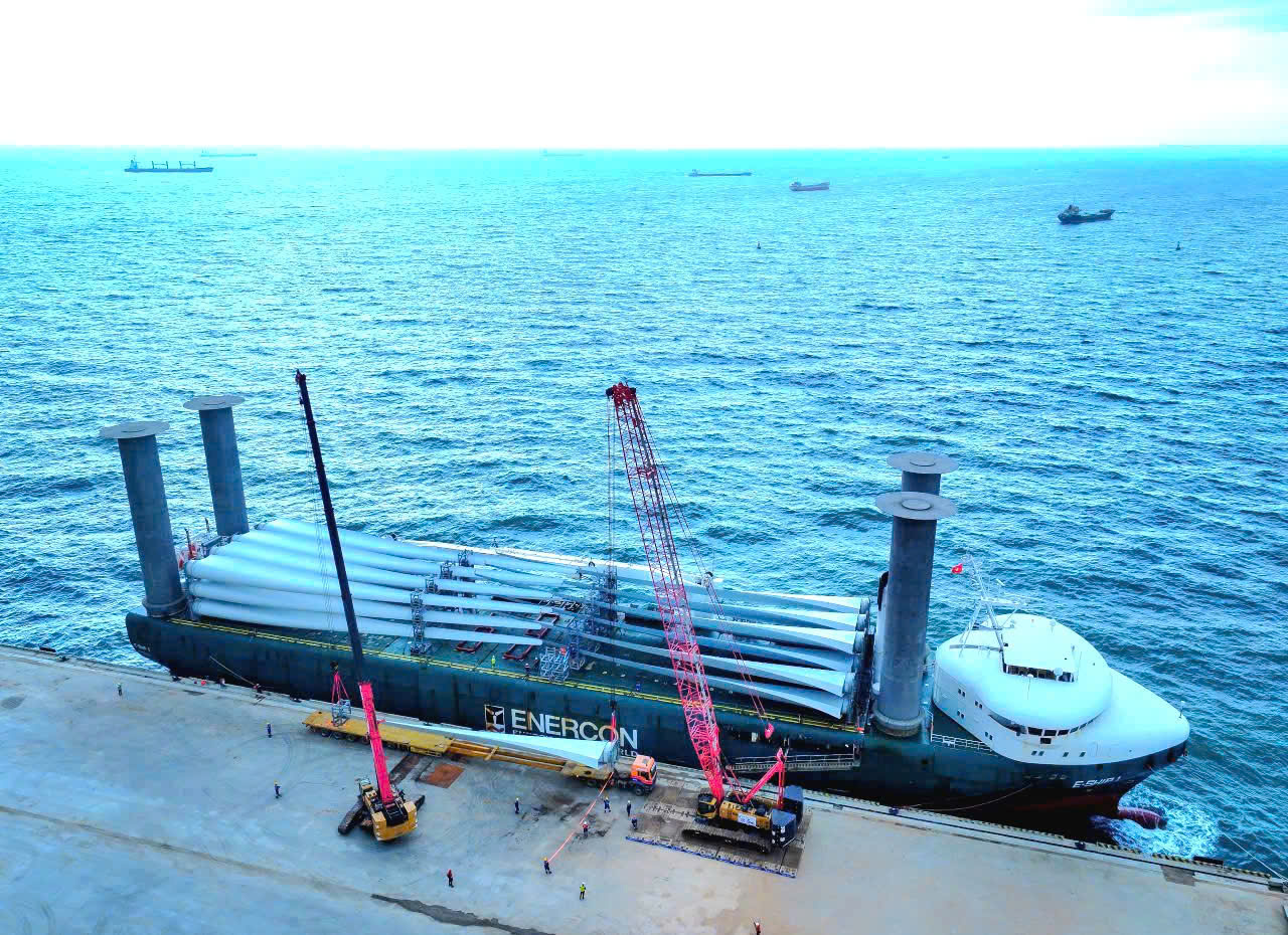 Cảng biển quốc tế Trung Nam C&agrave; N&aacute; đ&oacute;n 51 c&aacute;nh tuabin gi&oacute; của Đức- Ảnh 1.