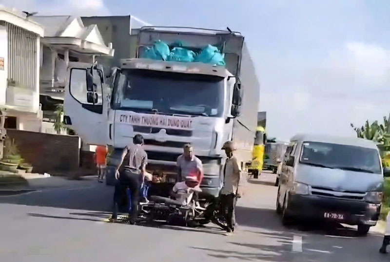 Hiện trường vụ tai nạn khiến người đi xe m&aacute;y bị thương.