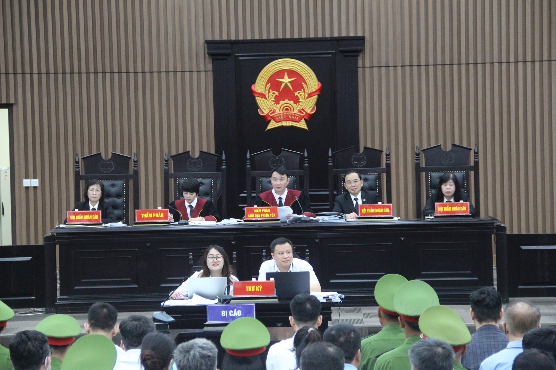 Cựu Bí thư Vĩnh Phúc khai dùng tiền nhận hối lộ để "làm từ thiện"- Ảnh 2. Cựu Bí thư Vĩnh Phúc khai dùng tiền nhận hối lộ để "làm từ thiện"- Ảnh 2.