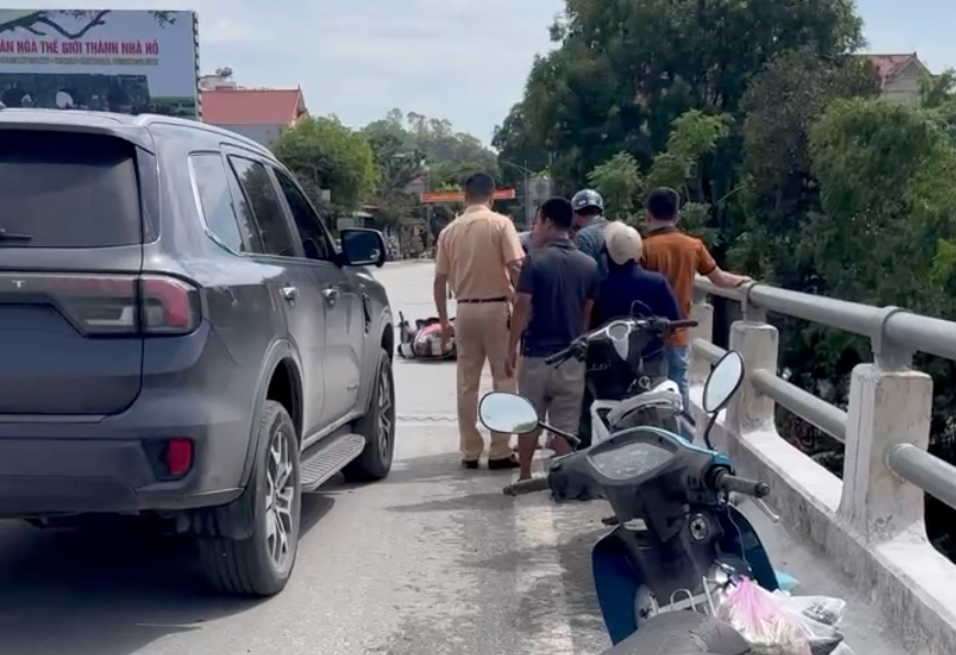 Thanh H&oacute;a: Tổ CSGT kịp thời cứu một phụ nữ c&oacute; &yacute; định nhảy cầu tự tử- Ảnh 1.