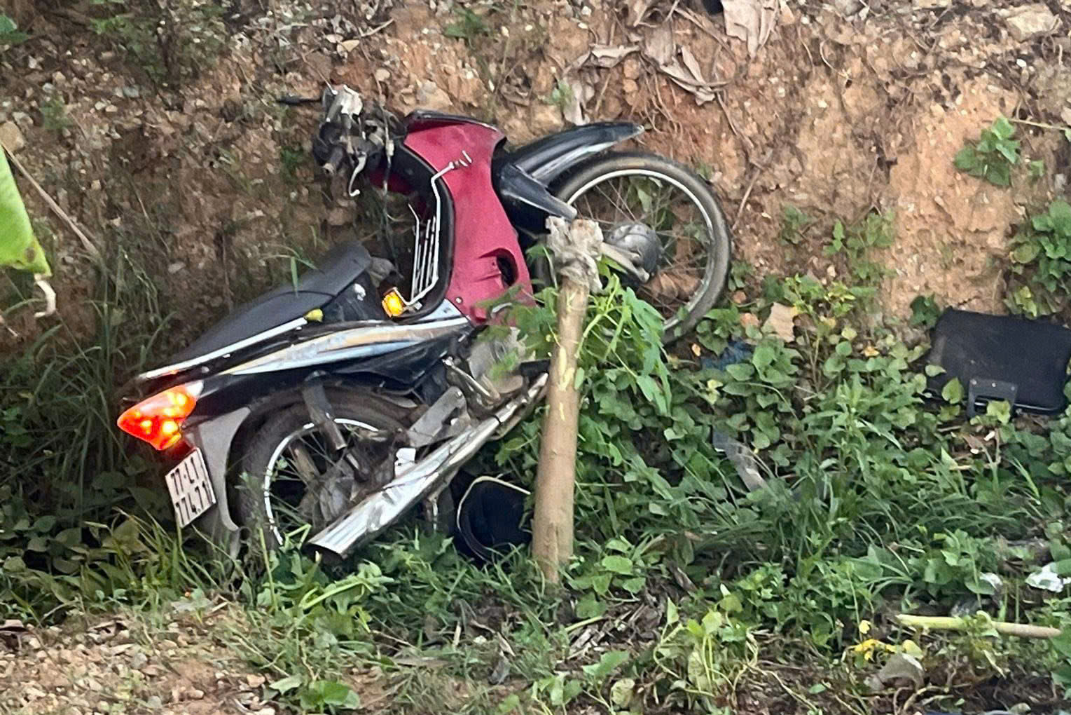 Gặp nạn tr&ecirc;n đường đi lấy số b&aacute;o danh thi tốt nghiệp, cha tử vong, con bị thương- Ảnh 1.
