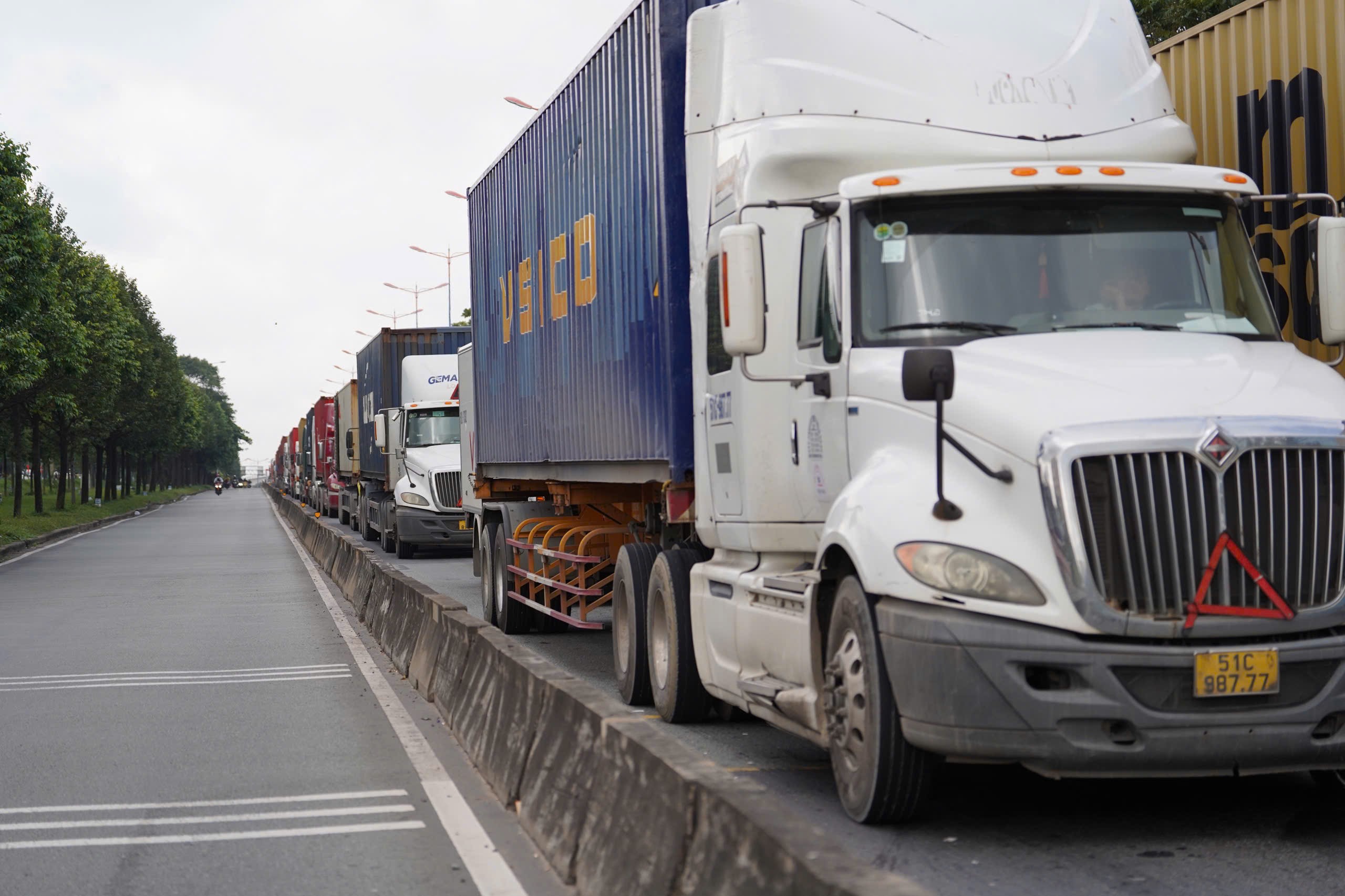 TP.HCM kẹt xe gần nửa ng&agrave;y, phương tiện nối d&agrave;i h&agrave;ng kilomet- Ảnh 4.