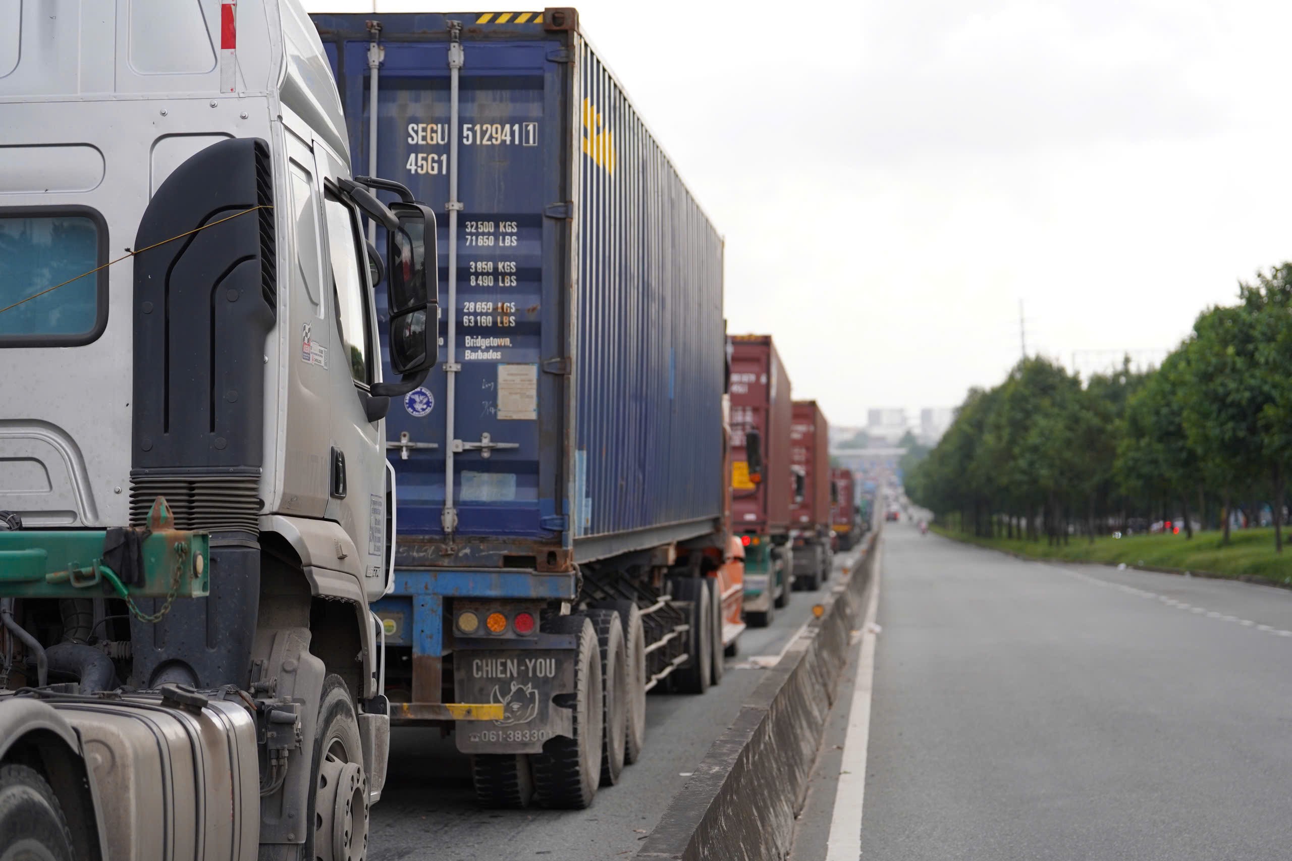 TP.HCM kẹt xe gần nửa ng&agrave;y, phương tiện nối d&agrave;i h&agrave;ng kilomet- Ảnh 5.