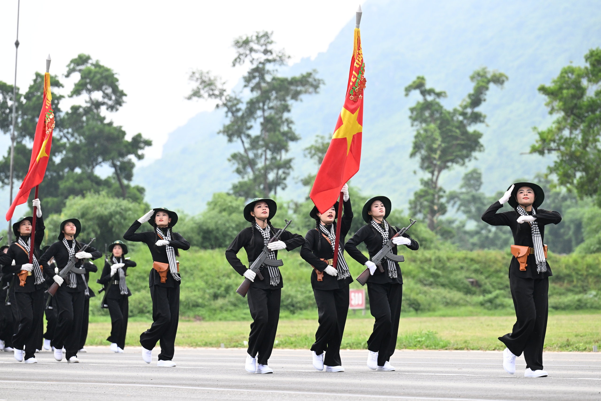 Hình ảnh khối nữ chiến sĩ hợp luyện, sẵn sàng cho Lễ kỷ niệm 80 năm Quốc khánh- Ảnh 11. Hình ảnh khối nữ chiến sĩ hợp luyện, sẵn sàng cho Lễ kỷ niệm 80 năm Quốc khánh- Ảnh 11.