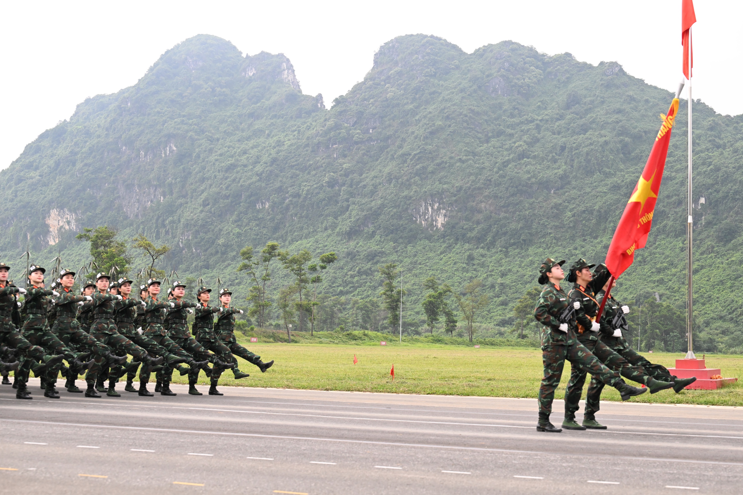 Hình ảnh khối nữ chiến sĩ hợp luyện, sẵn sàng cho Lễ kỷ niệm 80 năm Quốc khánh- Ảnh 9. Hình ảnh khối nữ chiến sĩ hợp luyện, sẵn sàng cho Lễ kỷ niệm 80 năm Quốc khánh- Ảnh 9.