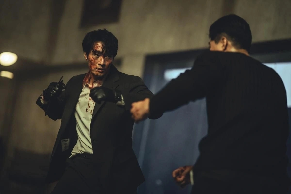 Phim 18+ “Không dung thứ” của So Ji Sub trụ vững ngôi vương toàn cầu trên Netflix- Ảnh 3. Phim 18+ “Không dung thứ” của So Ji Sub trụ vững ngôi vương toàn cầu trên Netflix- Ảnh 3.