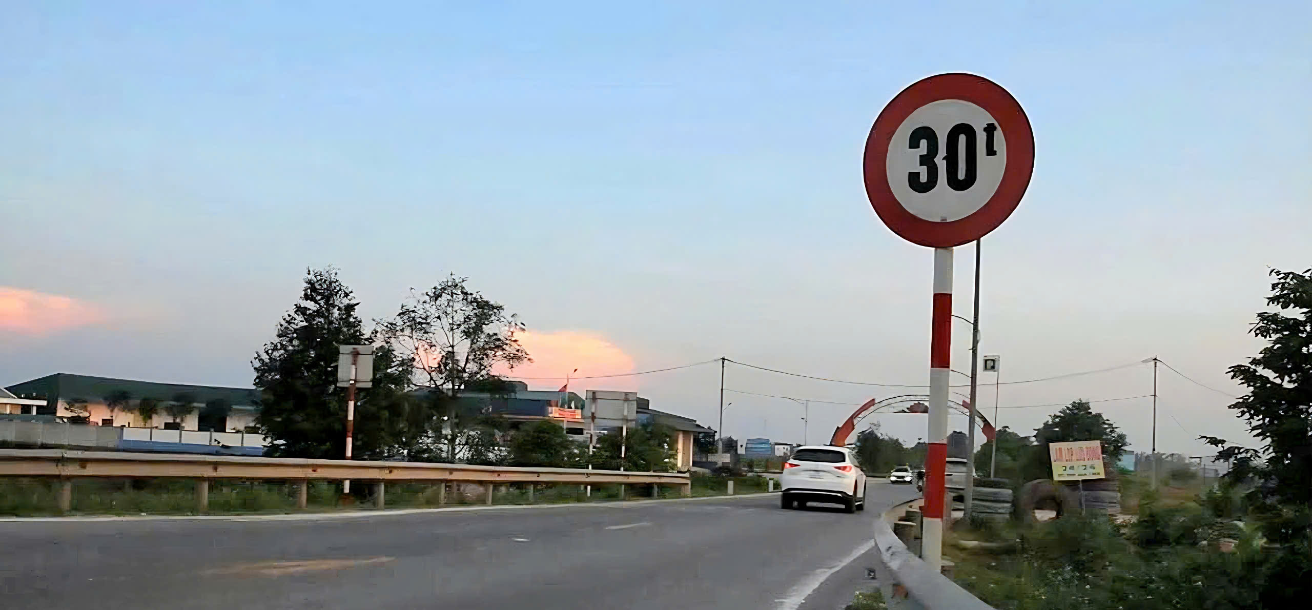 Nghệ An: Biển hạn chế tải trọng liên tục bị phá bỏ, xe tải khủng vẫn cày phá đường huyện- Ảnh 3. Nghệ An: Biển hạn chế tải trọng liên tục bị phá bỏ, xe tải khủng vẫn cày phá đường huyện- Ảnh 3.