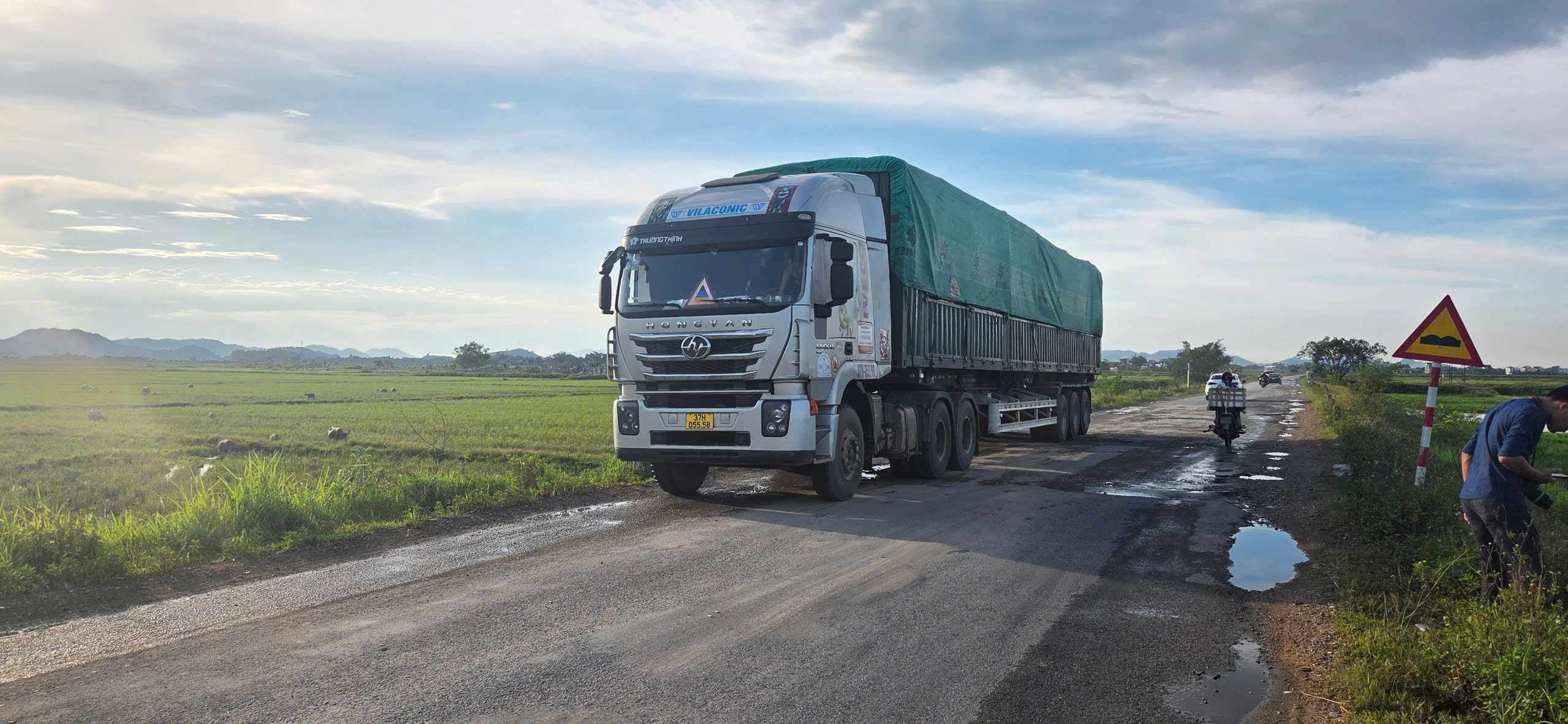 Nghệ An: Biển hạn chế tải trọng liên tục bị phá bỏ, xe tải khủng vẫn cày phá đường huyện- Ảnh 10. Nghệ An: Biển hạn chế tải trọng liên tục bị phá bỏ, xe tải khủng vẫn cày phá đường huyện- Ảnh 10.