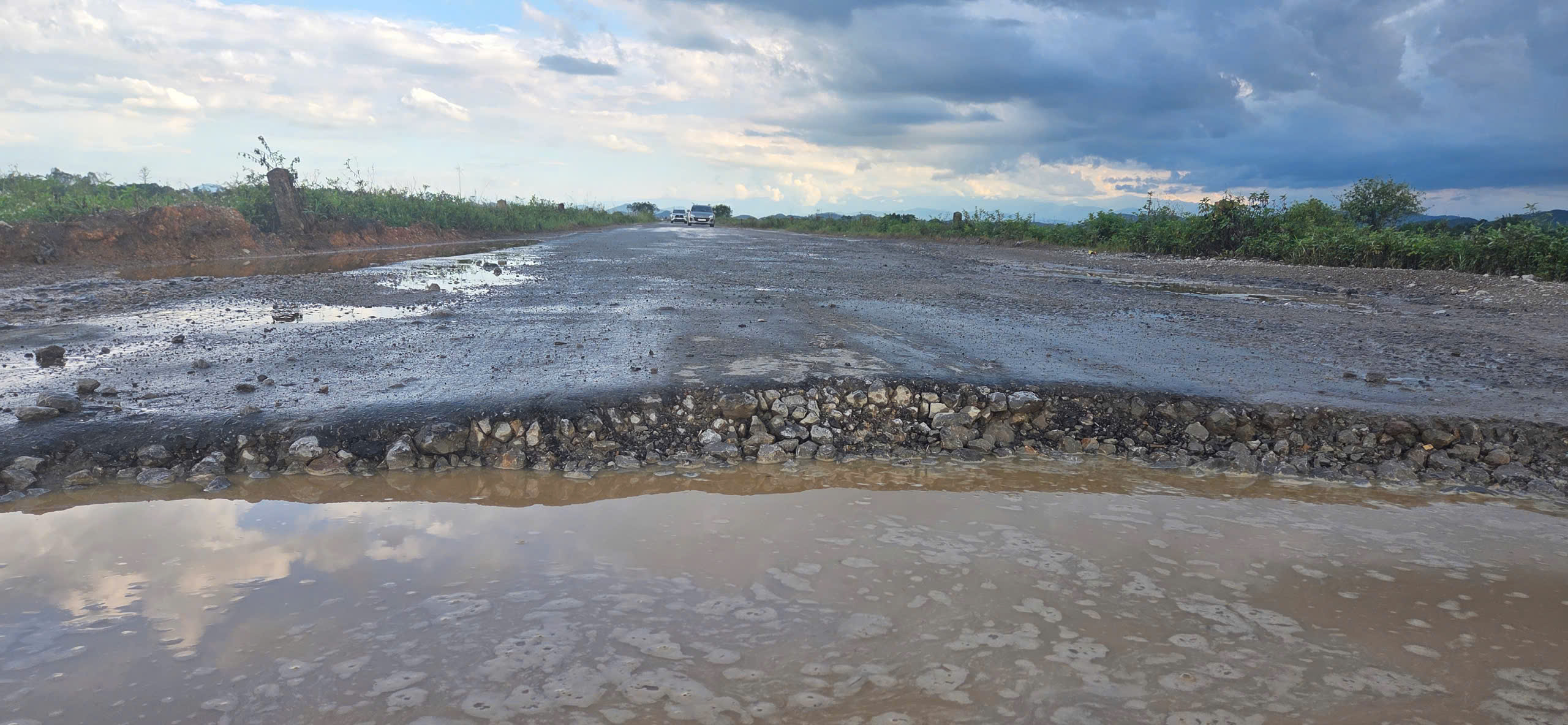 Nghệ An: Biển hạn chế tải trọng liên tục bị phá bỏ, xe tải khủng vẫn cày phá đường huyện- Ảnh 7. Nghệ An: Biển hạn chế tải trọng liên tục bị phá bỏ, xe tải khủng vẫn cày phá đường huyện- Ảnh 7.