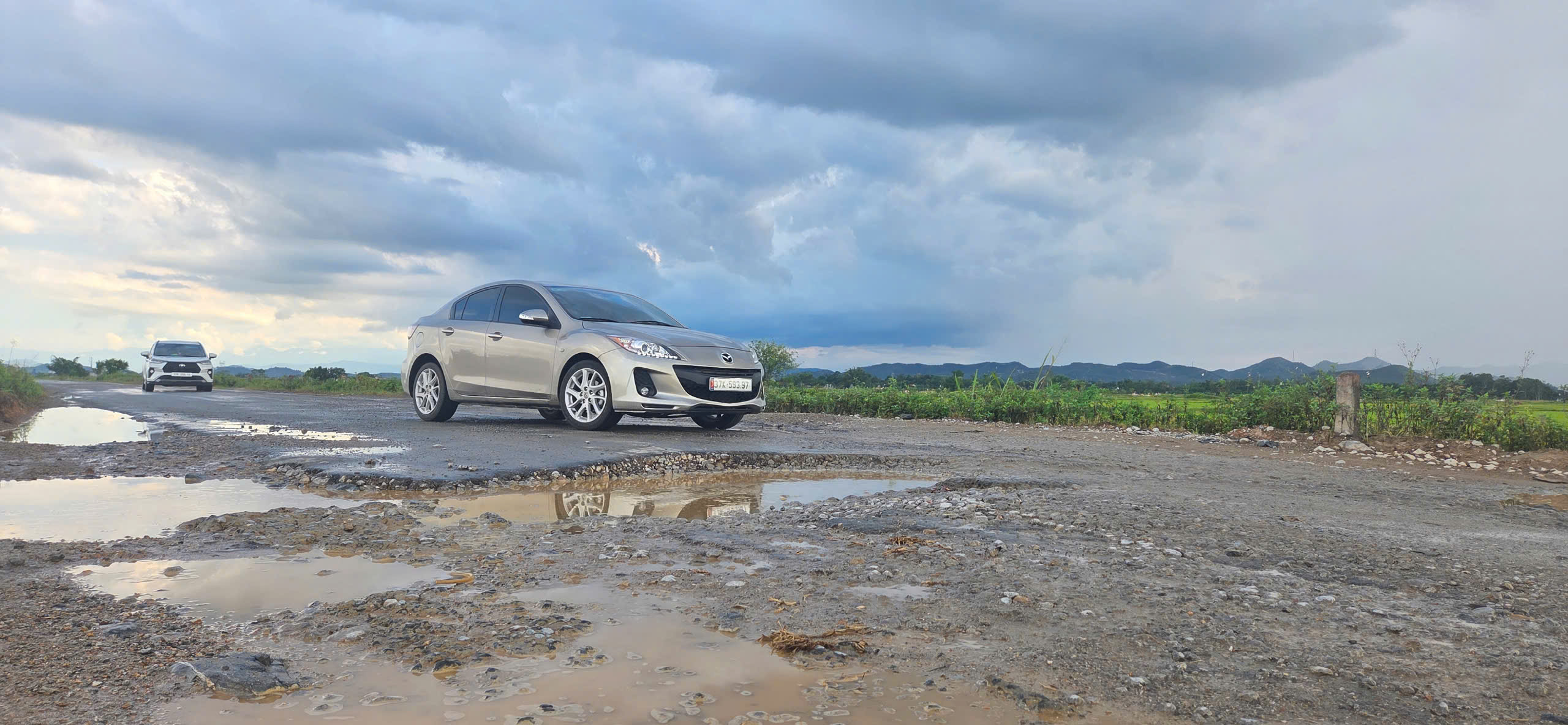 Nghệ An: Biển hạn chế tải trọng liên tục bị phá bỏ, xe tải khủng vẫn cày phá đường huyện- Ảnh 5. Nghệ An: Biển hạn chế tải trọng liên tục bị phá bỏ, xe tải khủng vẫn cày phá đường huyện- Ảnh 5.