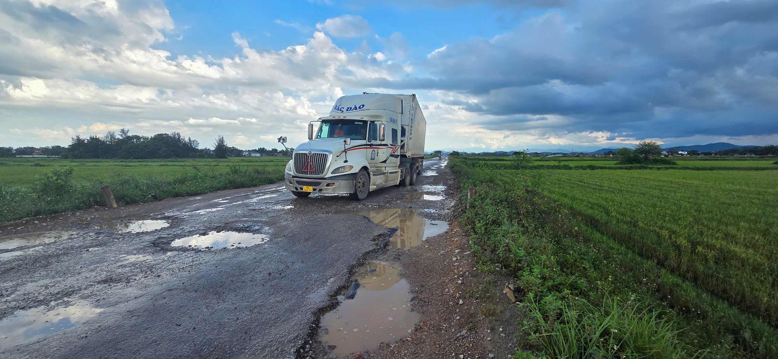 Nghệ An: Biển hạn chế tải trọng liên tục bị phá bỏ, xe tải khủng vẫn cày phá đường huyện- Ảnh 1. Nghệ An: Biển hạn chế tải trọng liên tục bị phá bỏ, xe tải khủng vẫn cày phá đường huyện- Ảnh 1.