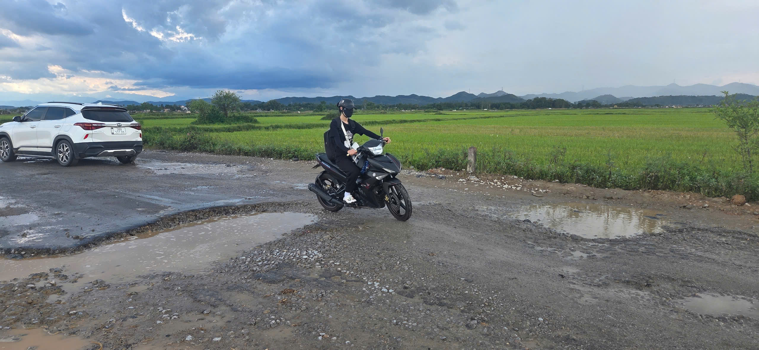 Nghệ An: Biển hạn chế tải trọng liên tục bị phá bỏ, xe tải khủng vẫn cày phá đường huyện- Ảnh 6. Nghệ An: Biển hạn chế tải trọng liên tục bị phá bỏ, xe tải khủng vẫn cày phá đường huyện- Ảnh 6.