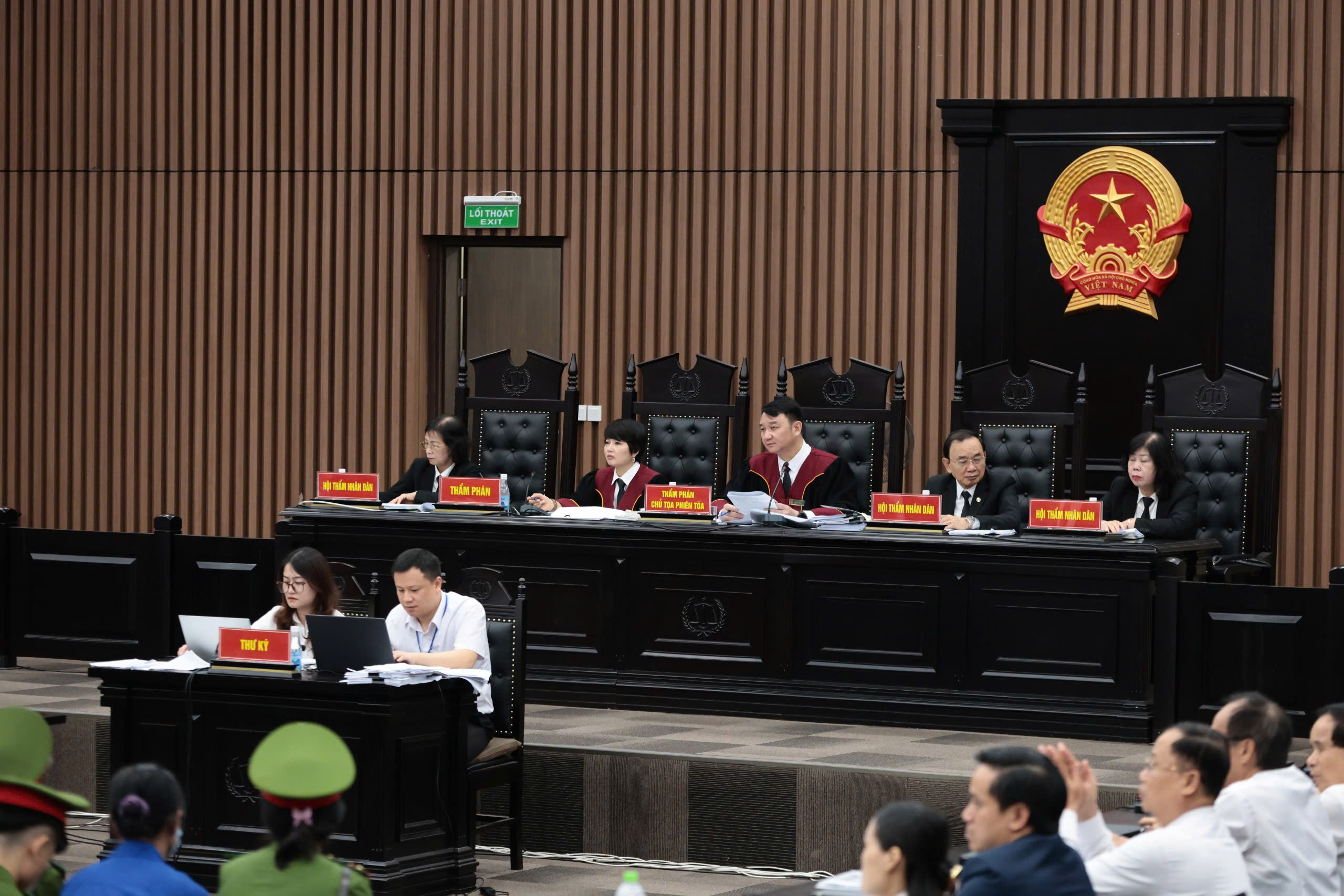 Bị c&aacute;o Ho&agrave;ng Thị Th&uacute;y Lan đổi lời khai, thừa nhận đ&atilde; nhận 1 triệu USD tiền hối lộ- Ảnh 2.