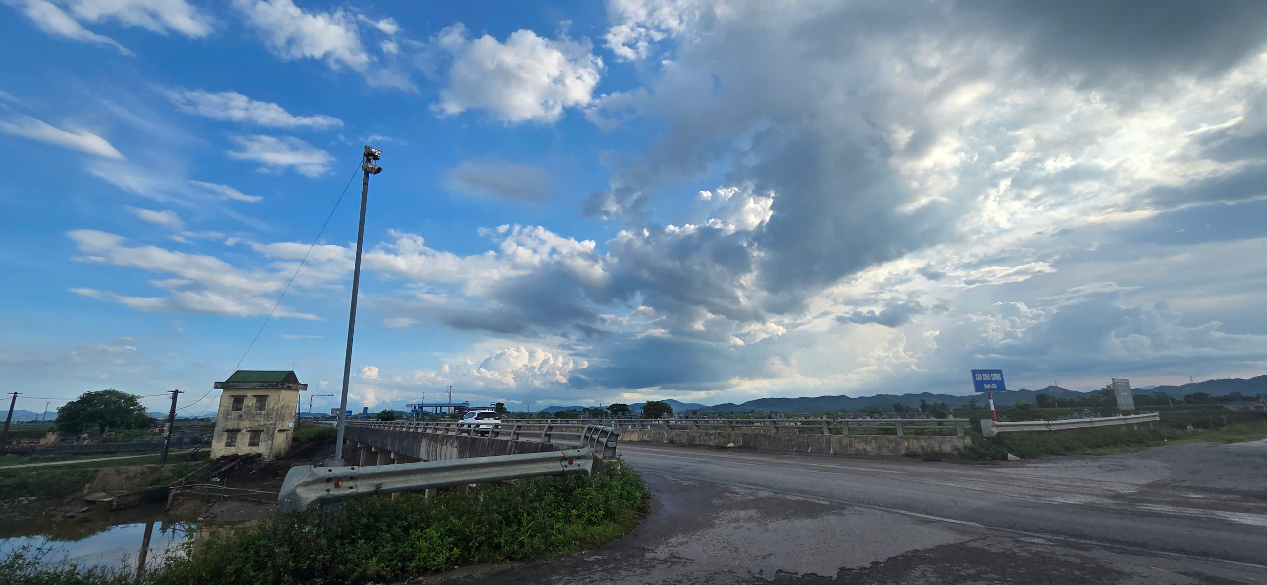 Nghệ An: Biển hạn chế tải trọng liên tục bị phá bỏ, xe tải khủng vẫn cày phá đường huyện- Ảnh 4. Nghệ An: Biển hạn chế tải trọng liên tục bị phá bỏ, xe tải khủng vẫn cày phá đường huyện- Ảnh 4.