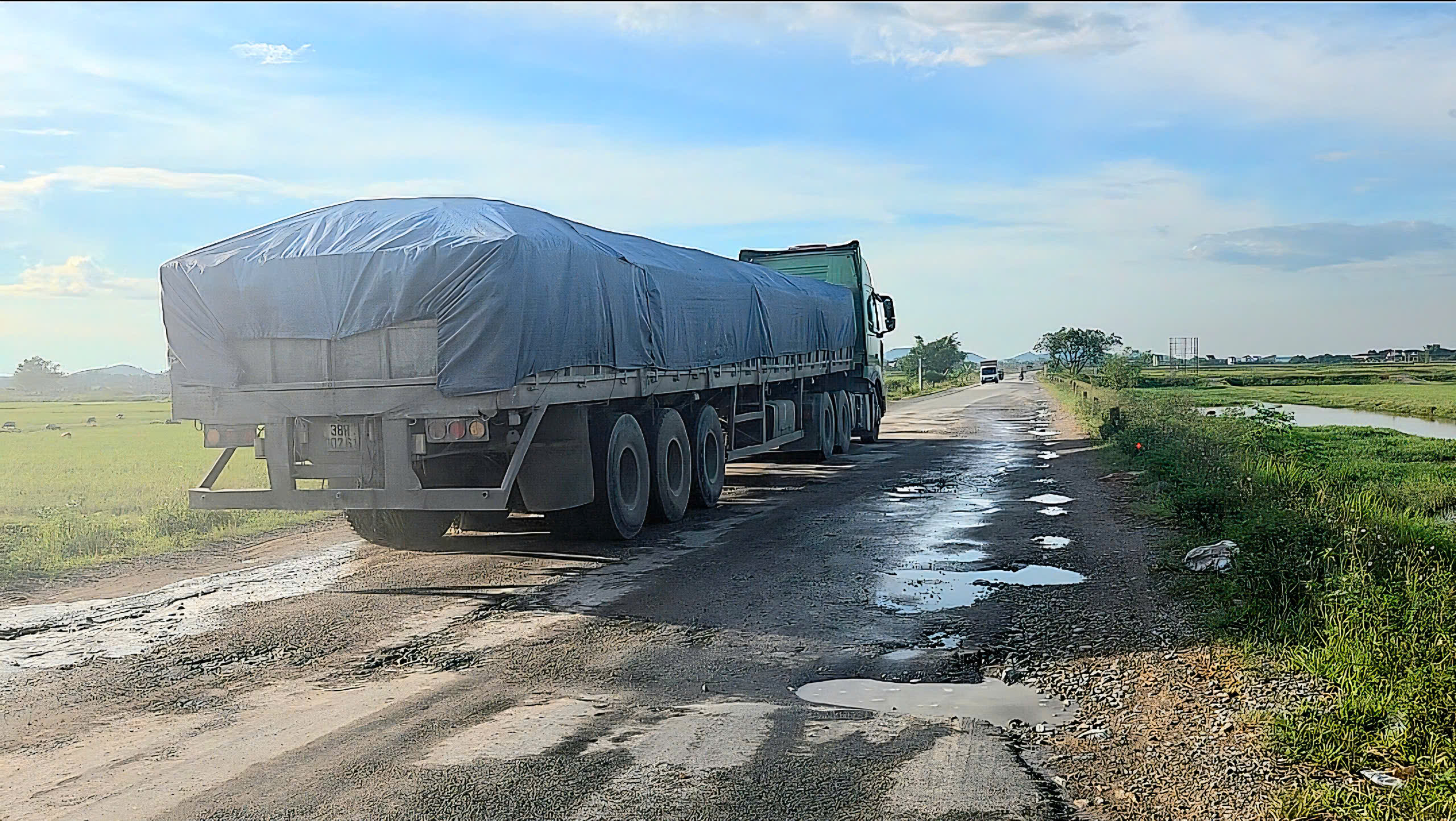 Nghệ An: Biển hạn chế tải trọng liên tục bị phá bỏ, xe tải khủng vẫn cày phá đường huyện- Ảnh 9. Nghệ An: Biển hạn chế tải trọng liên tục bị phá bỏ, xe tải khủng vẫn cày phá đường huyện- Ảnh 9.