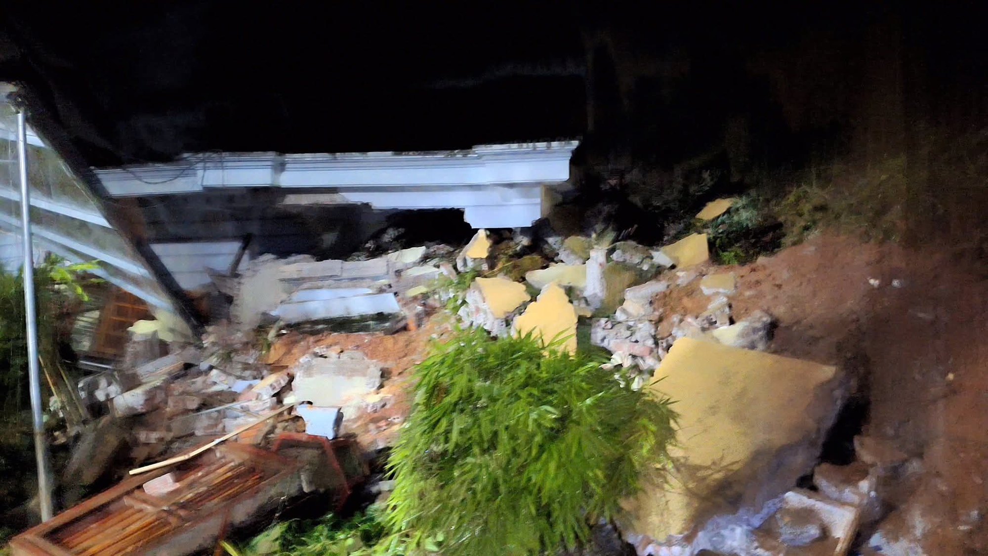 Y&ecirc;n B&aacute;i: Sạt lở v&ugrave;i lấp căn nh&agrave; giữa th&agrave;nh phố, 1 nam sinh tử vong- Ảnh 1.