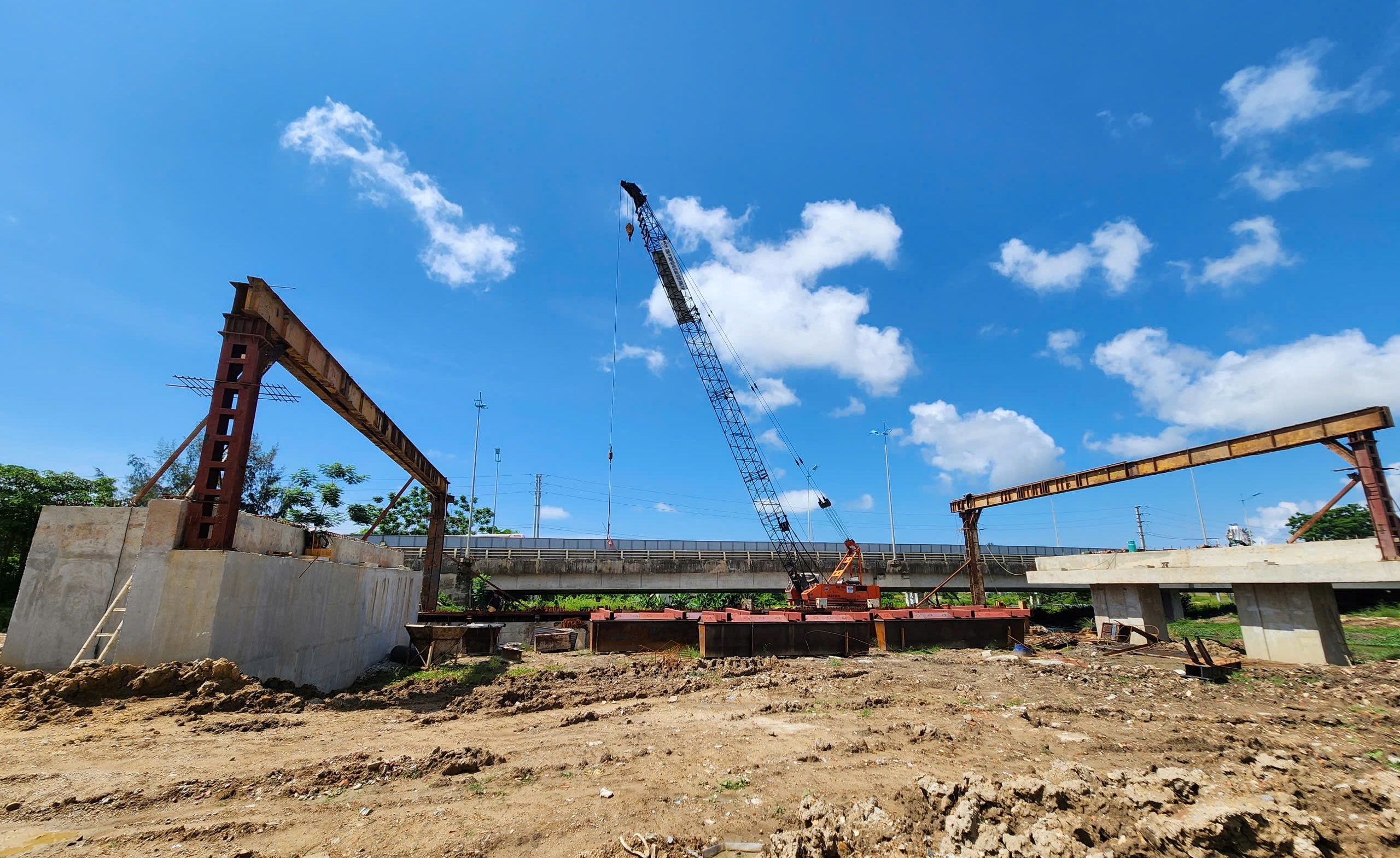 Tăng tốc thi c&ocirc;ng Đại lộ Nam s&ocirc;ng M&atilde;, phấn đấu ho&agrave;n th&agrave;nh giữa năm 2026- Ảnh 5.