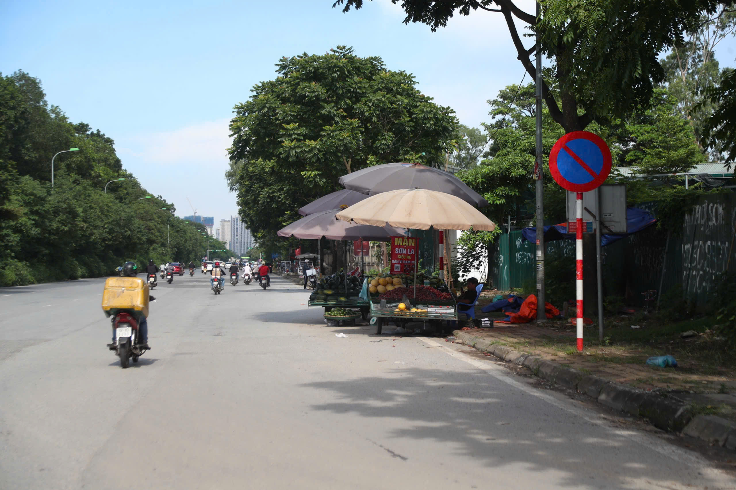T&aacute;i diễn cảnh h&agrave;ng rong lấn chiếm đường gom đại lộ Thăng Long- Ảnh 8.