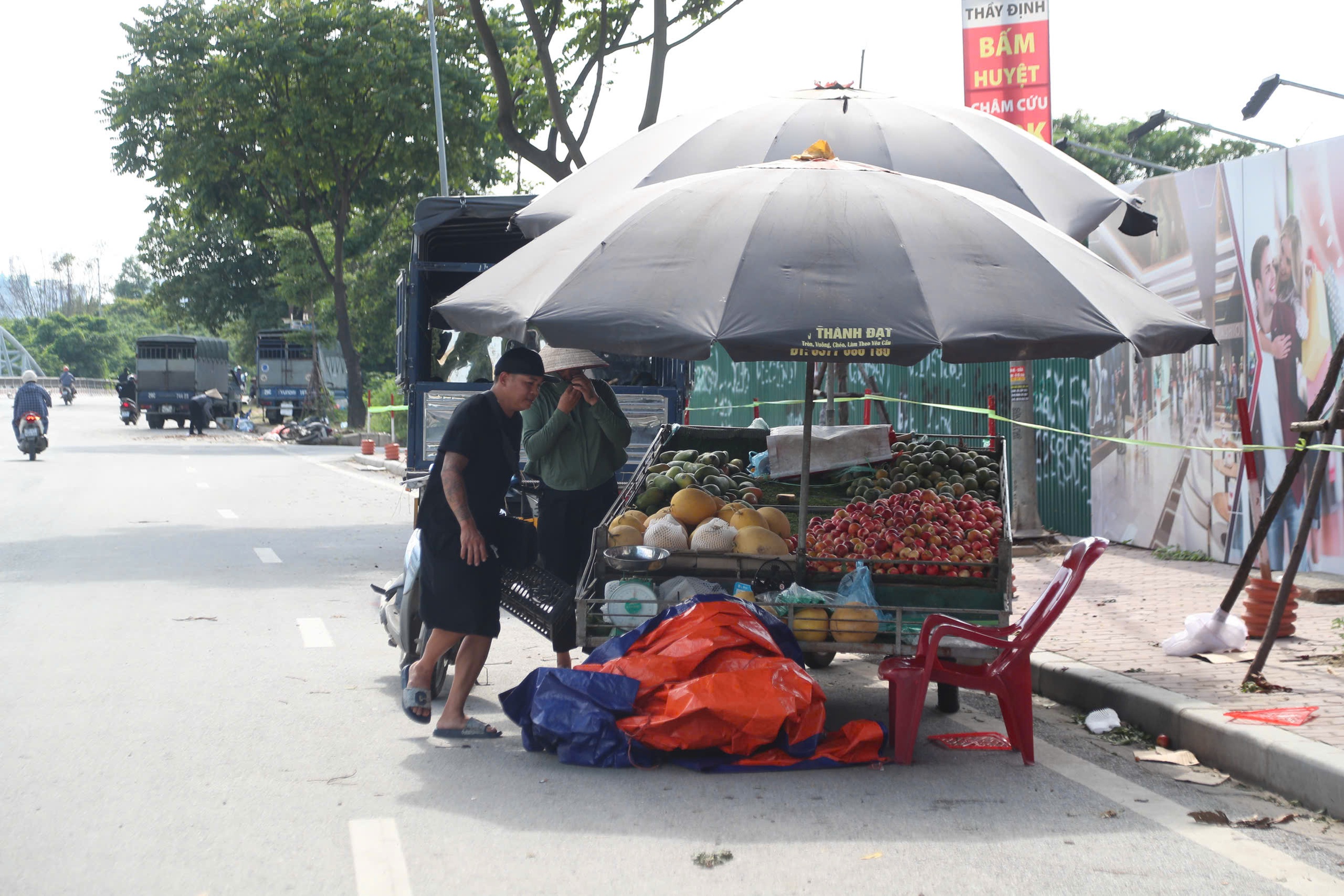 T&aacute;i diễn cảnh h&agrave;ng rong lấn chiếm đường gom đại lộ Thăng Long- Ảnh 5.