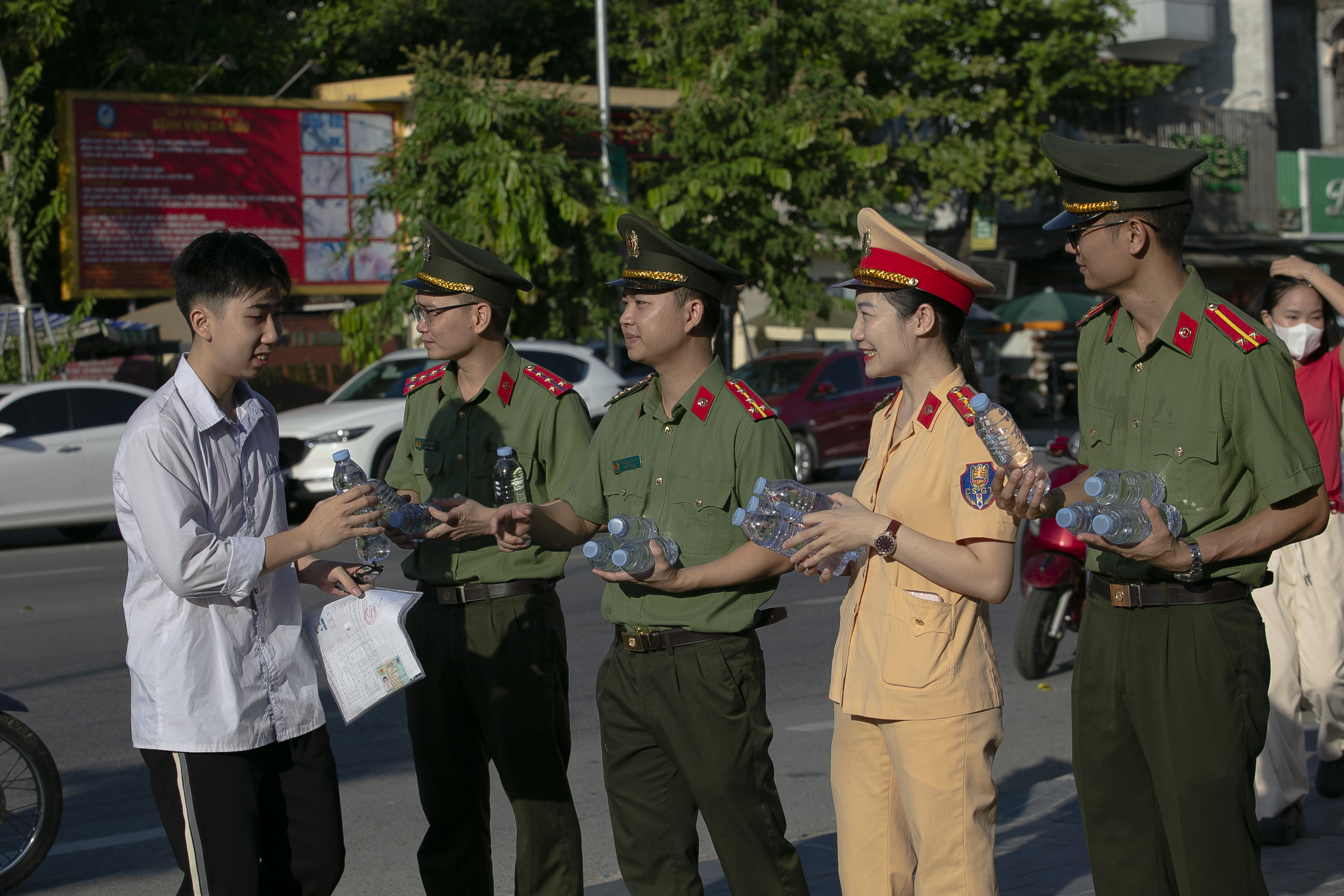 Cảnh s&aacute;t giao th&ocirc;ng căng m&igrave;nh bảo đảm trật tự, an to&agrave;n kỳ thi THPT Quốc gia 2025- Ảnh 9.