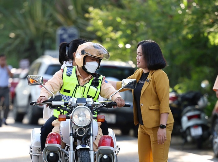 Cảnh s&aacute;t giao th&ocirc;ng hỗ trợ th&iacute; sinh ngủ qu&ecirc;n, đi nhầm đường đến điểm thi an to&agrave;n kịp thời- Ảnh 1.