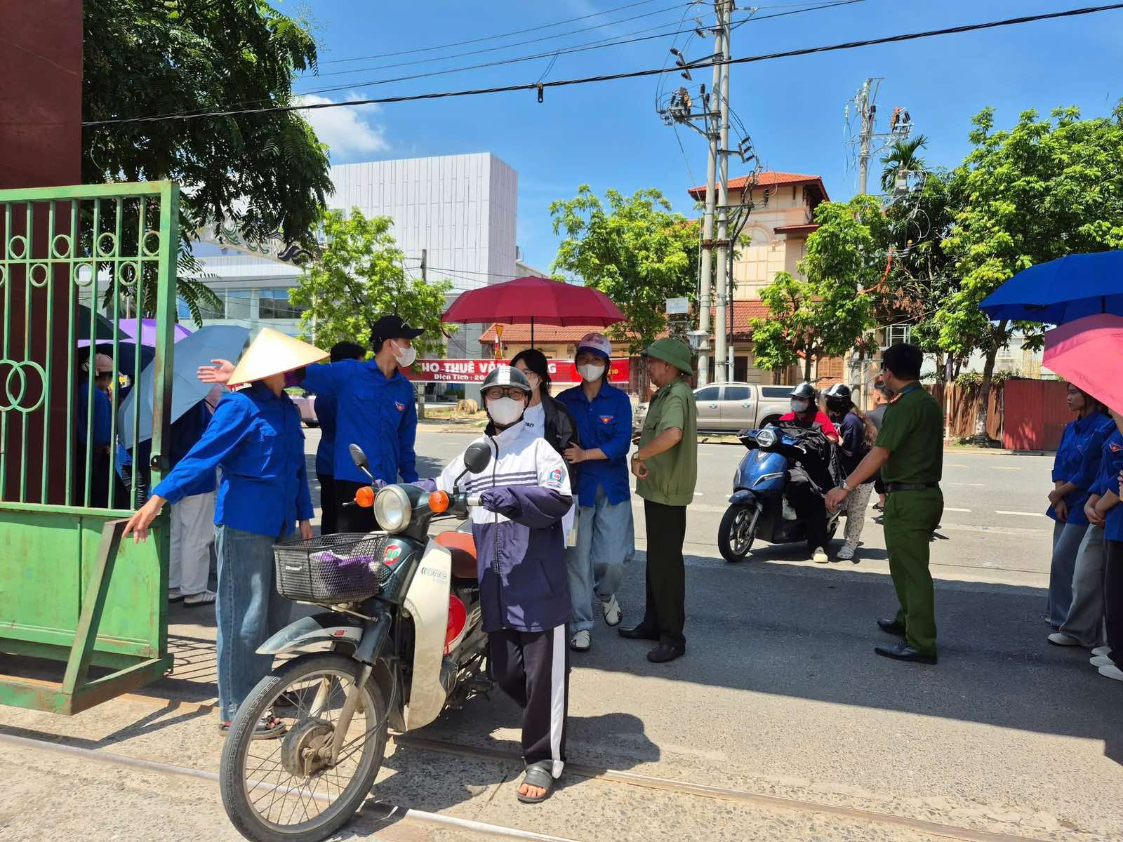 Những người đồng h&agrave;nh c&ugrave;ng sĩ tử trong kỳ thi THPT 2025- Ảnh 2.