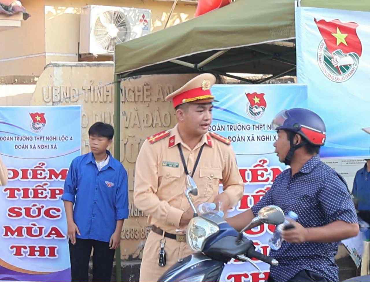 Cảnh s&aacute;t giao th&ocirc;ng căng m&igrave;nh bảo đảm trật tự, an to&agrave;n kỳ thi THPT Quốc gia 2025- Ảnh 11.
