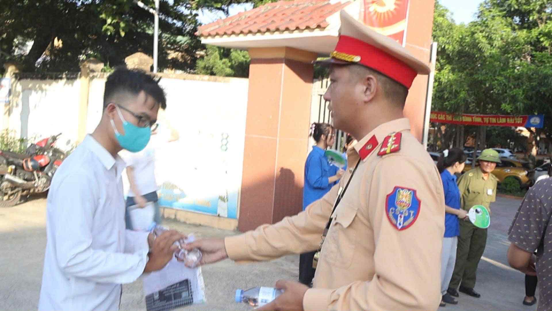 Cảnh s&aacute;t giao th&ocirc;ng căng m&igrave;nh bảo đảm trật tự, an to&agrave;n kỳ thi THPT Quốc gia 2025- Ảnh 10.