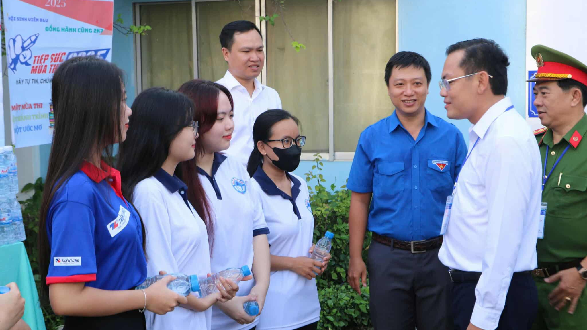 Giao th&ocirc;ng th&ocirc;ng tho&aacute;ng, an ninh siết chặt trong ng&agrave;y đầu kỳ thi tốt nghiệp THPT- Ảnh 5.