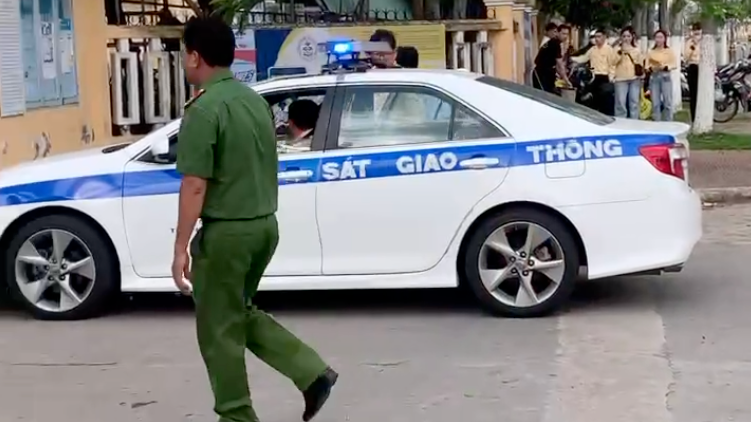 Cảnh s&aacute;t giao th&ocirc;ng hỗ trợ th&iacute; sinh ngủ qu&ecirc;n, đi nhầm đường đến điểm thi an to&agrave;n kịp thời- Ảnh 2.