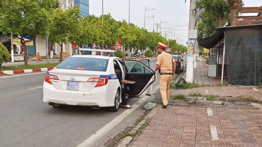 Cảnh s&aacute;t giao th&ocirc;ng hỗ trợ th&iacute; sinh ngủ qu&ecirc;n, đi nhầm đường đến điểm thi an to&agrave;n kịp thời- Ảnh 3.