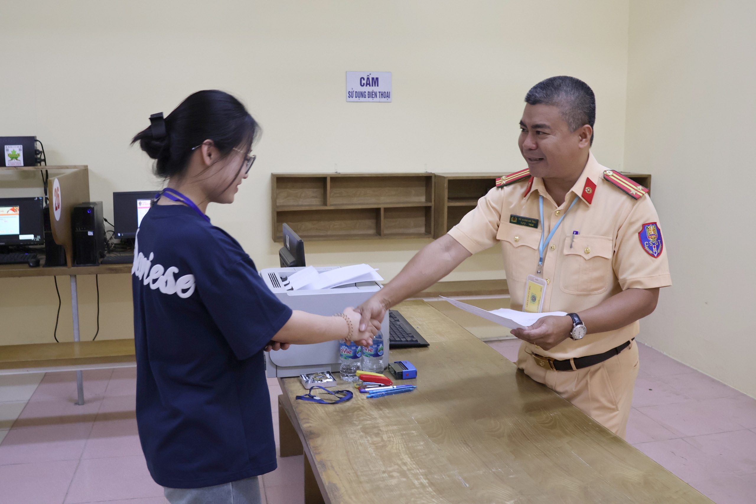 CSGT H&agrave; Nội bắt đầu tổ chức s&aacute;t hạch bằng l&aacute;i xe m&aacute;y- Ảnh 8.