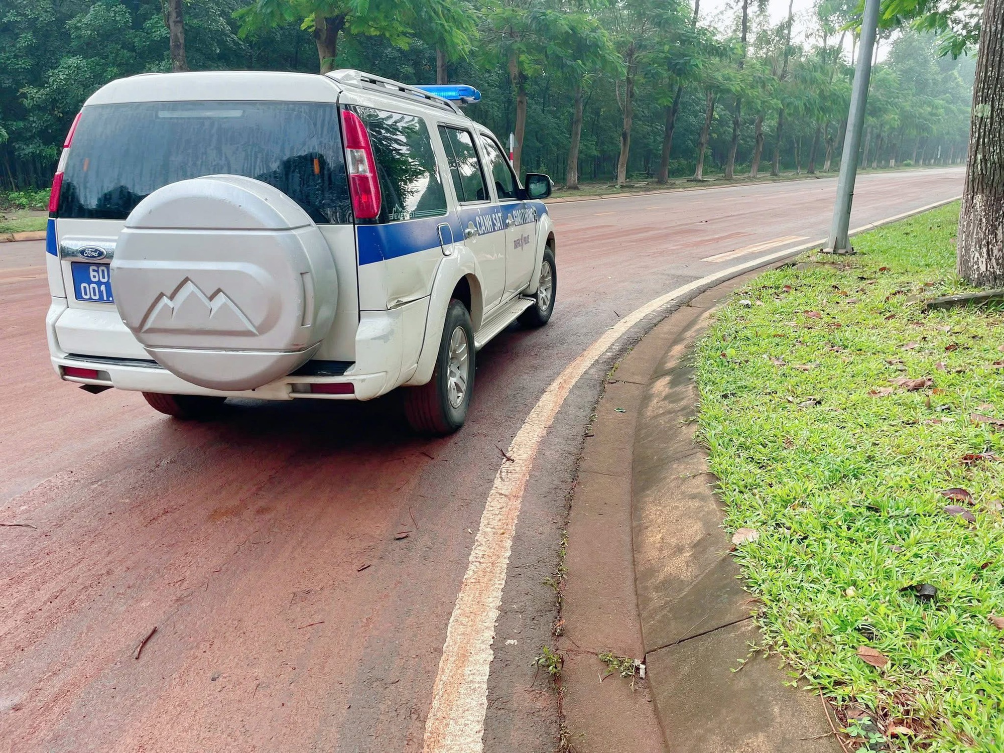 Th&iacute; sinh bị ng&atilde;, qu&ecirc;n giấy tờ được CSGT v&agrave; t&igrave;nh nguyện vi&ecirc;n tiếp sức kịp thời đến điểm thi- Ảnh 11.