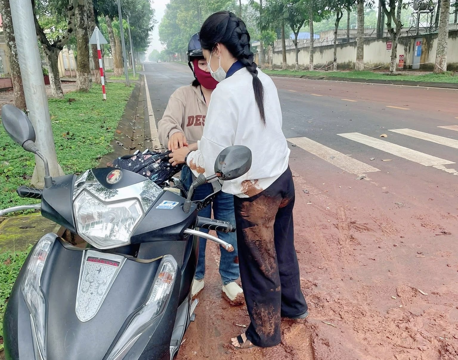 Th&iacute; sinh bị ng&atilde;, qu&ecirc;n giấy tờ được CSGT v&agrave; t&igrave;nh nguyện vi&ecirc;n tiếp sức kịp thời đến điểm thi- Ảnh 1.