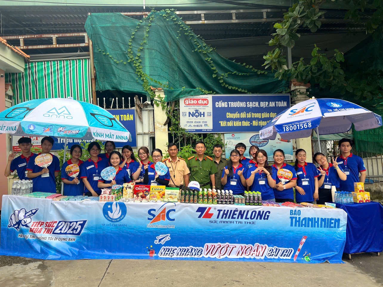 Th&iacute; sinh bị ng&atilde;, qu&ecirc;n giấy tờ được CSGT v&agrave; t&igrave;nh nguyện vi&ecirc;n tiếp sức kịp thời đến điểm thi- Ảnh 5.