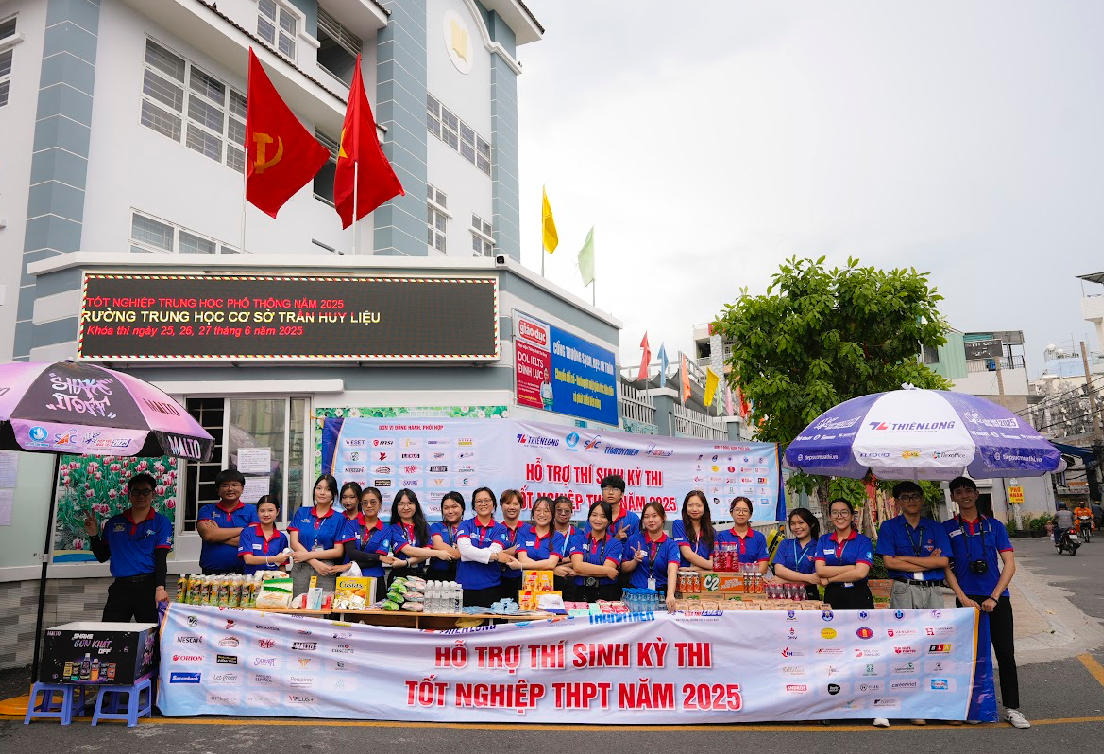 Th&iacute; sinh bị ng&atilde;, qu&ecirc;n giấy tờ được CSGT v&agrave; t&igrave;nh nguyện vi&ecirc;n tiếp sức kịp thời đến điểm thi- Ảnh 3.