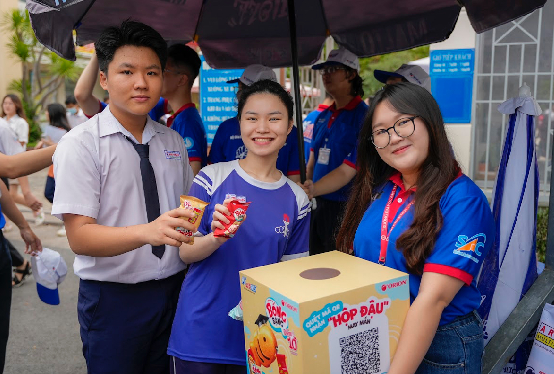 Th&iacute; sinh bị ng&atilde;, qu&ecirc;n giấy tờ được CSGT v&agrave; t&igrave;nh nguyện vi&ecirc;n tiếp sức kịp thời đến điểm thi- Ảnh 12.